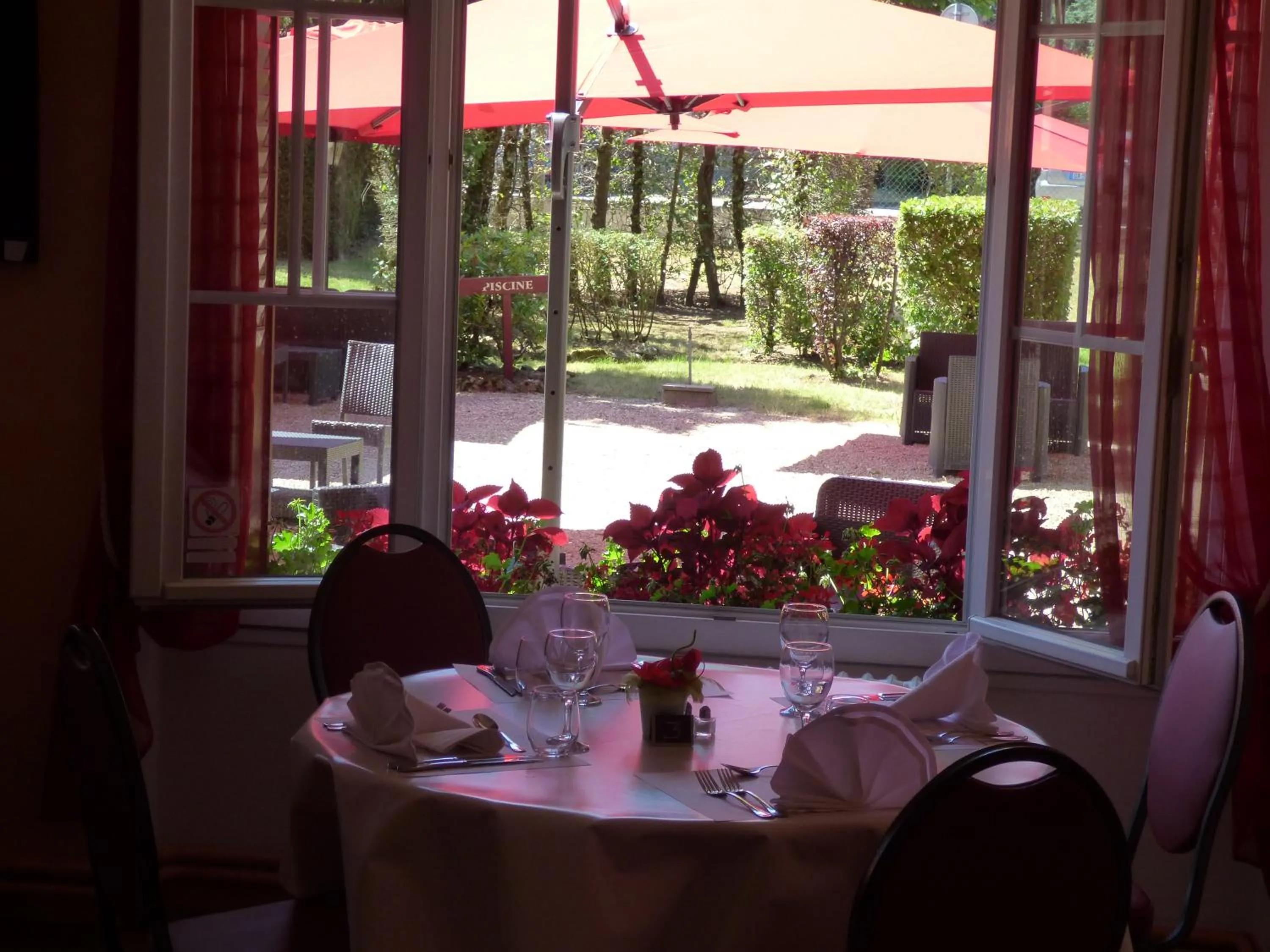 Restaurant/places to eat in Le Chalet de la Foret Hôtel 3 étoiles et Restaurant