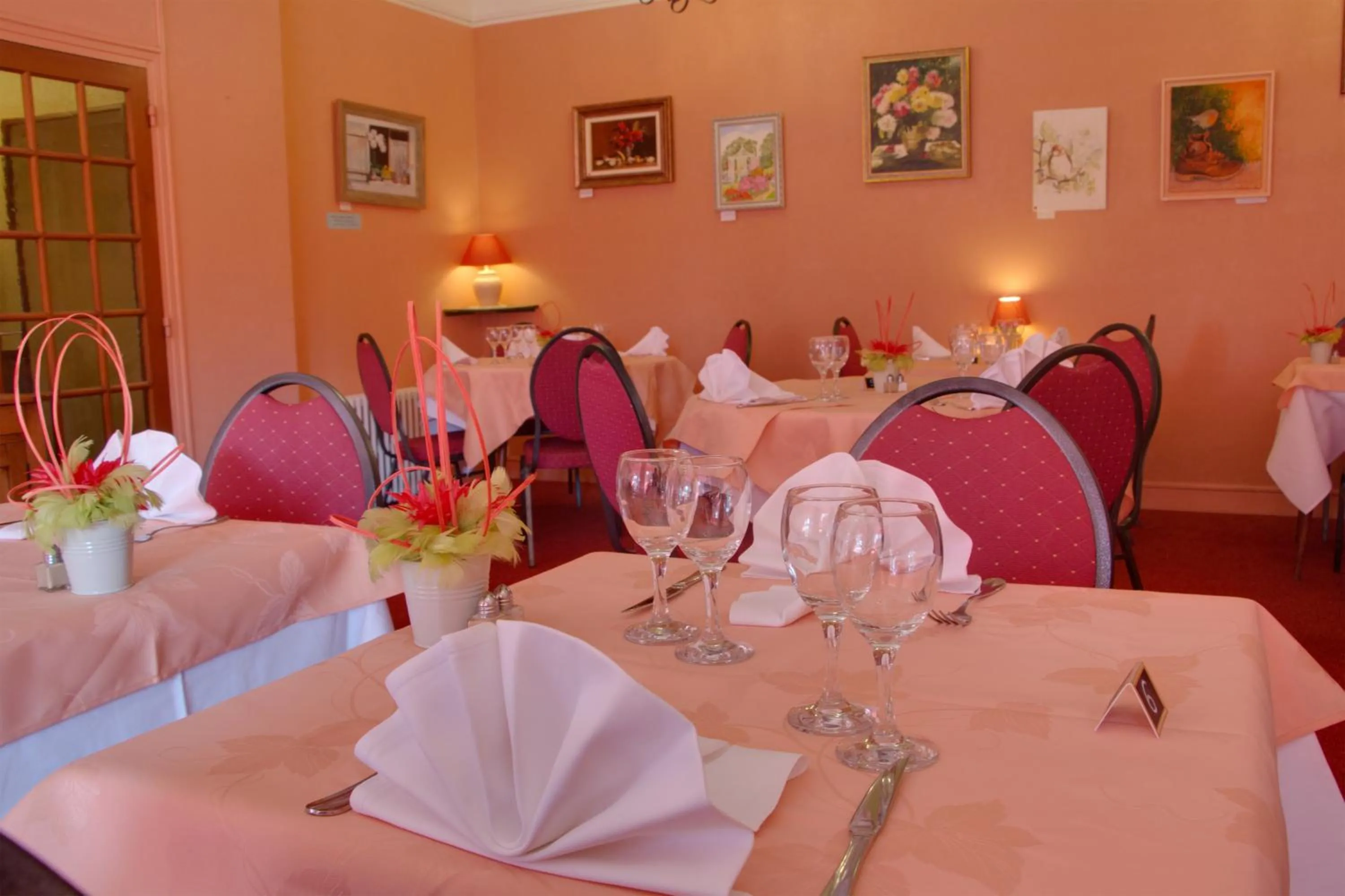 Restaurant/places to eat in Le Chalet de la Foret Hôtel 3 étoiles et Restaurant