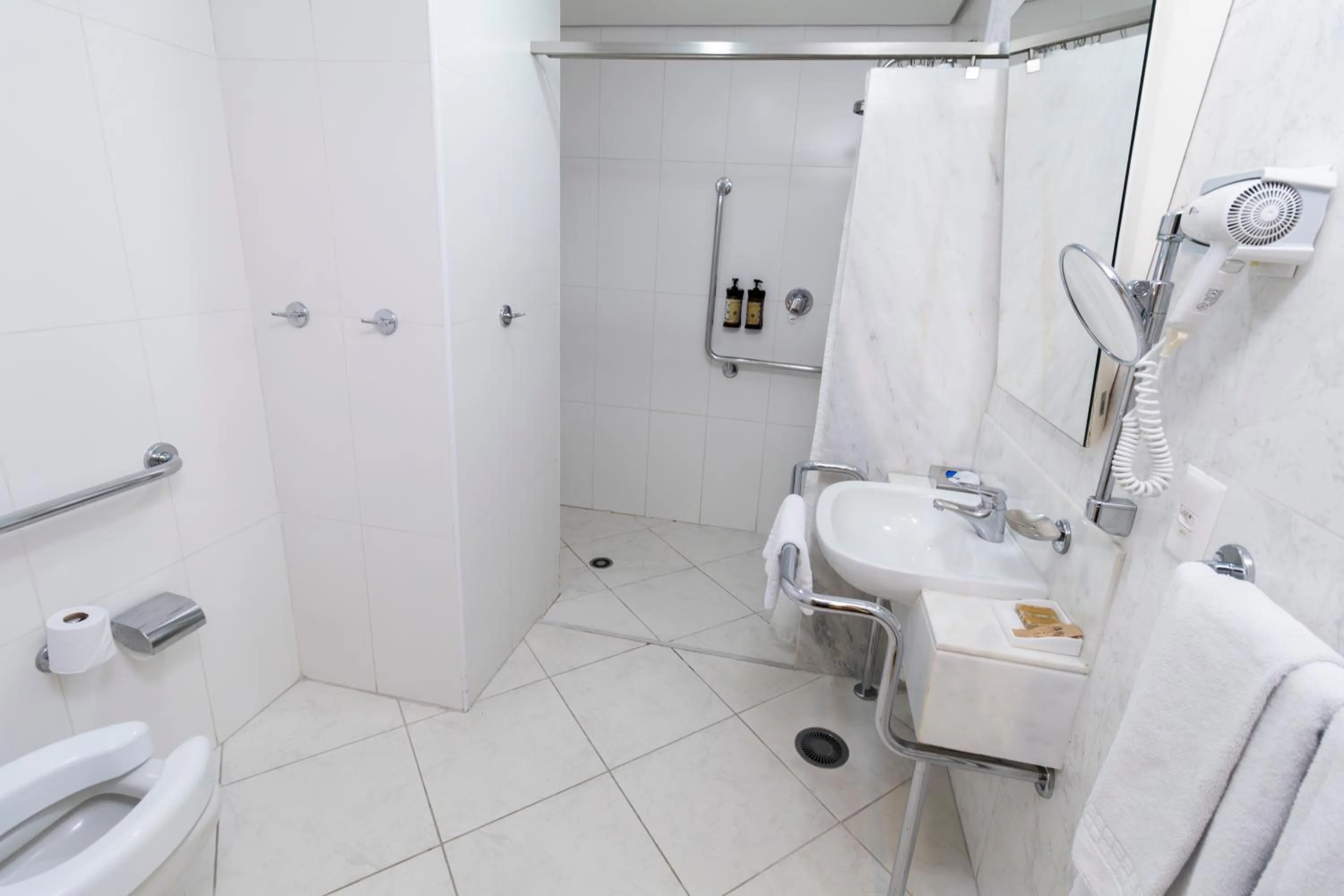 Shower in Hotel Nacional Inn Jaragua Sao Paulo