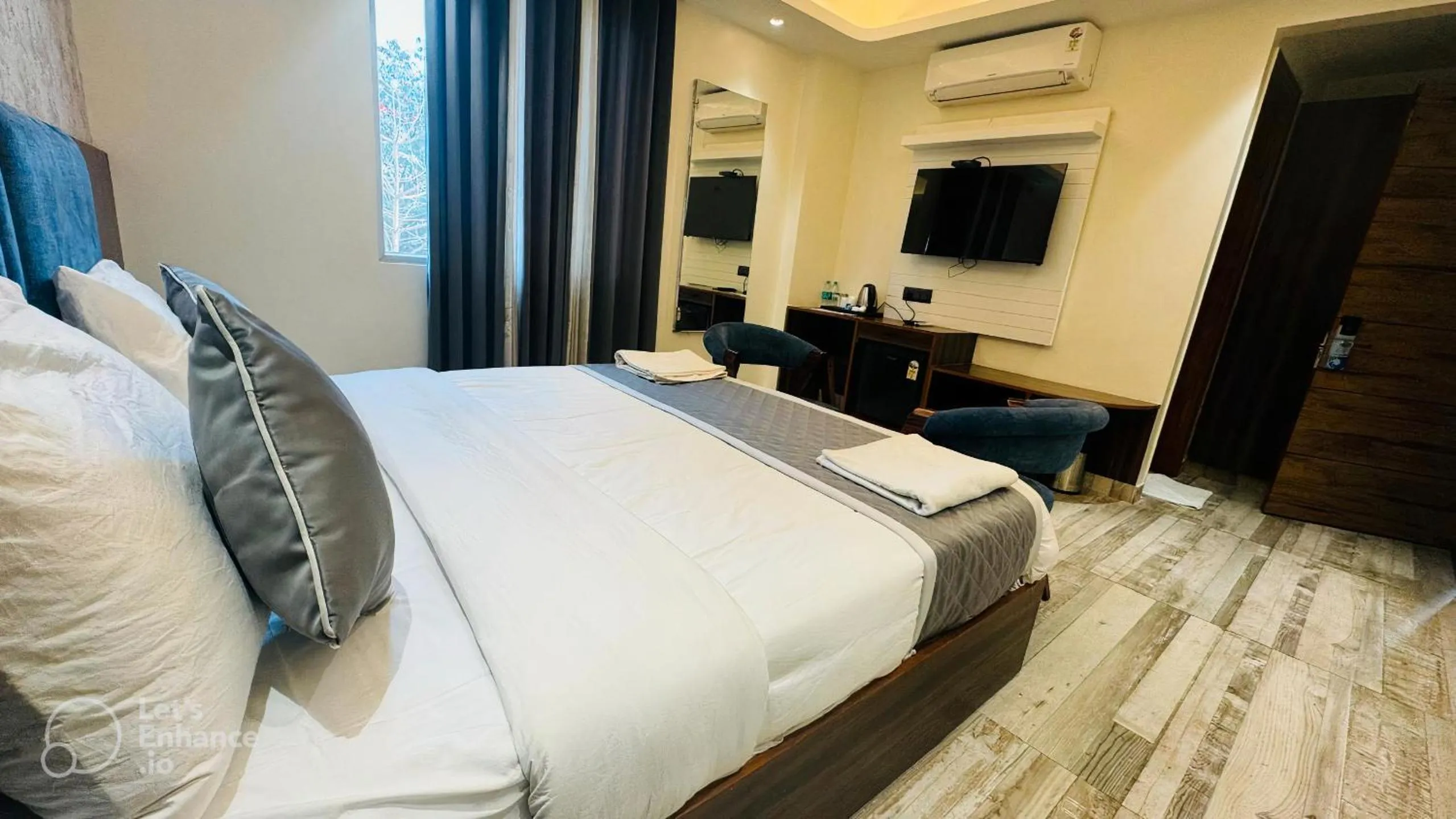 TV and multimedia, Bed in Raksha Suites & Banquet Greater Noida