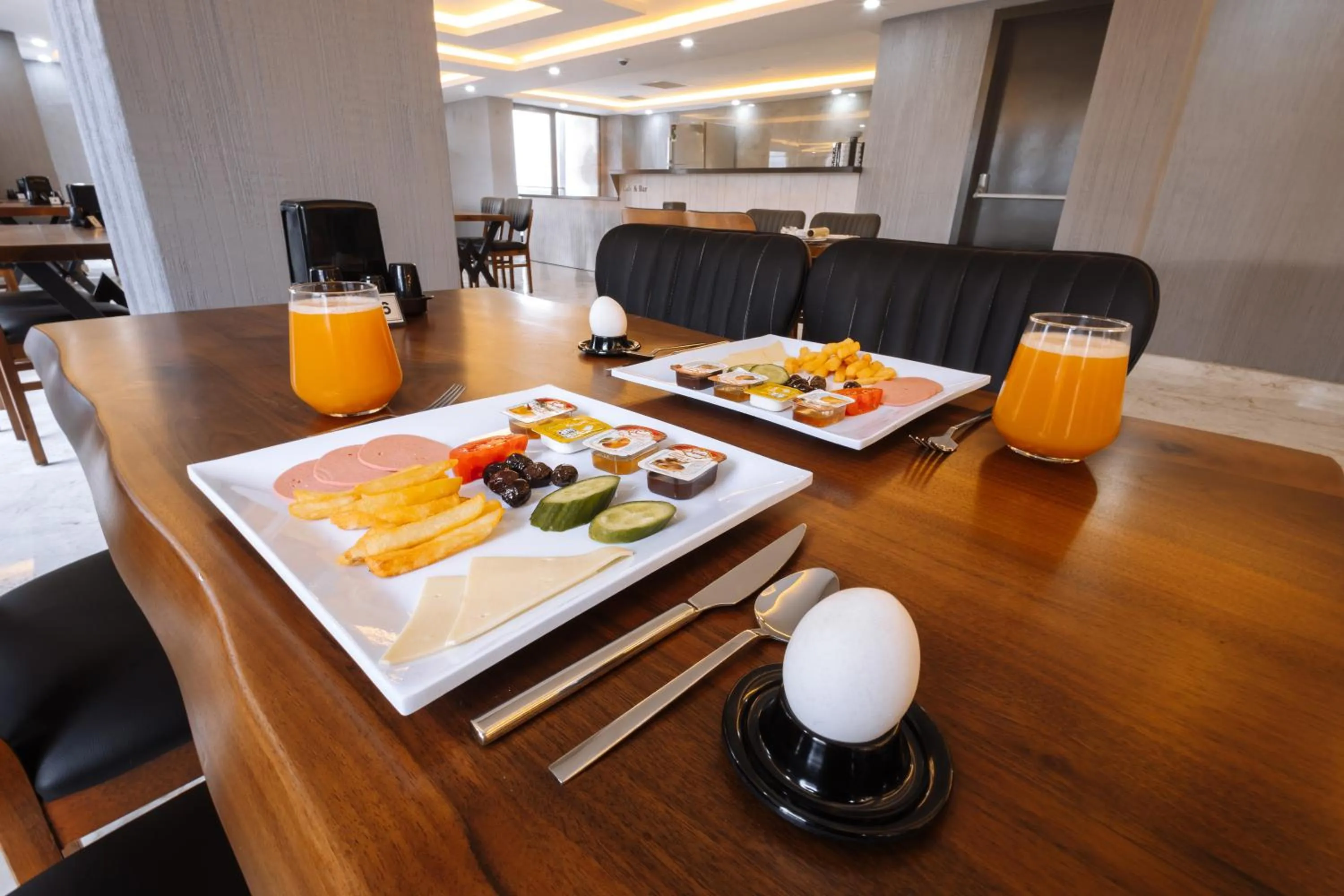 Restaurant/places to eat in Meyzi Hotel