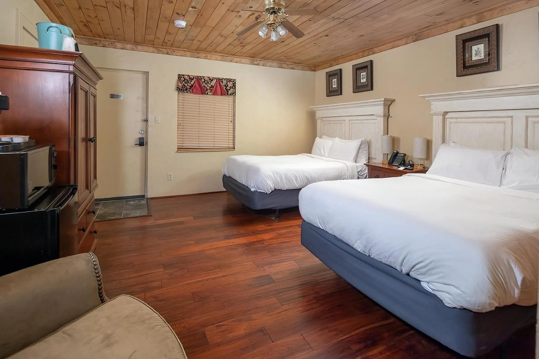 Photo of the whole room in The Ridgeway Inn