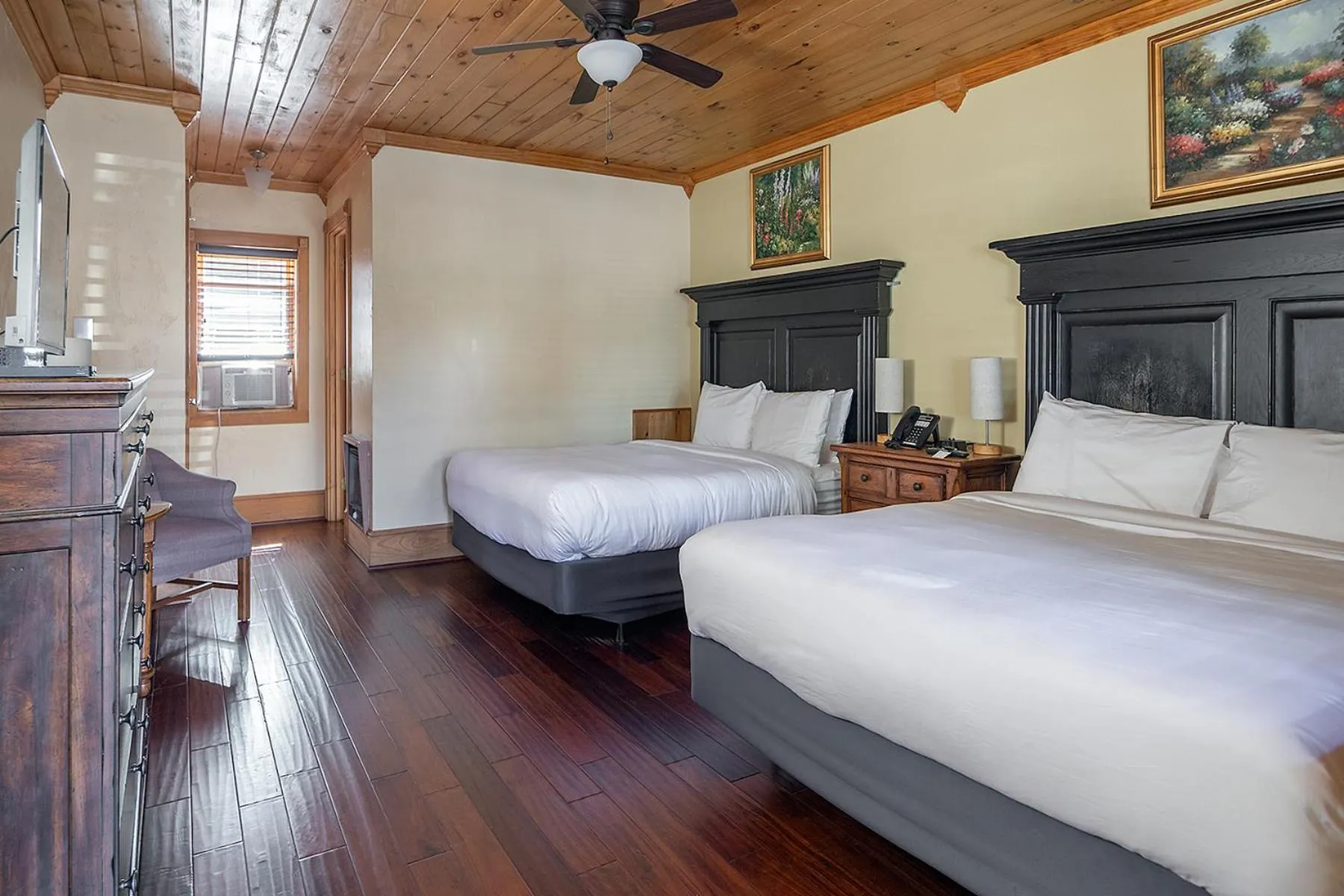 Photo of the whole room in The Ridgeway Inn