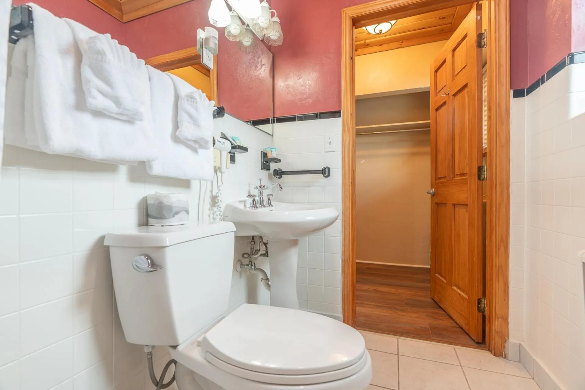 Toilet in The Ridgeway Inn