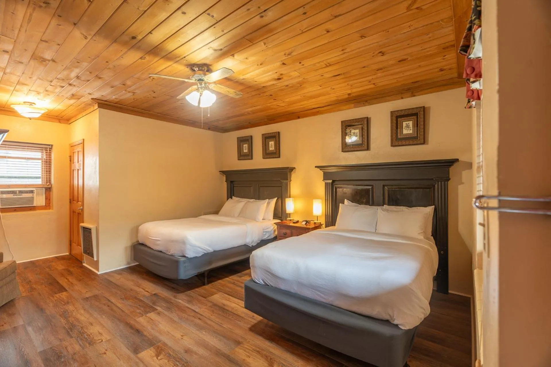 Bed in The Ridgeway Inn