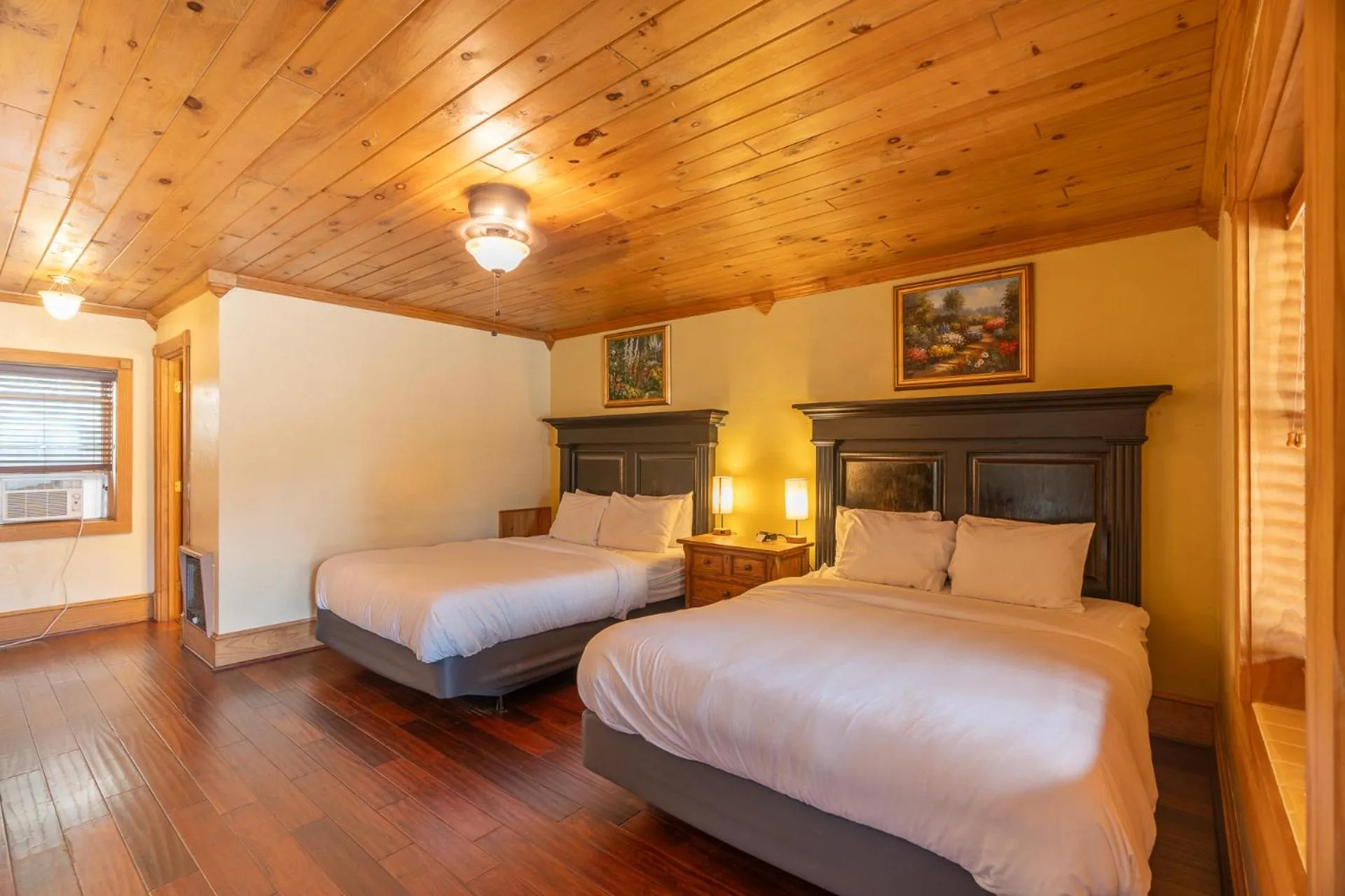 Bed in The Ridgeway Inn