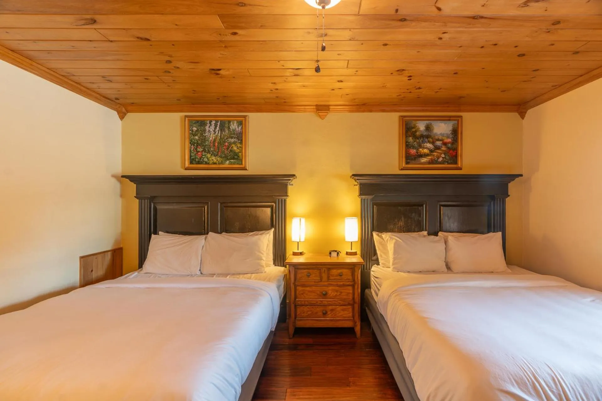 Bed in The Ridgeway Inn