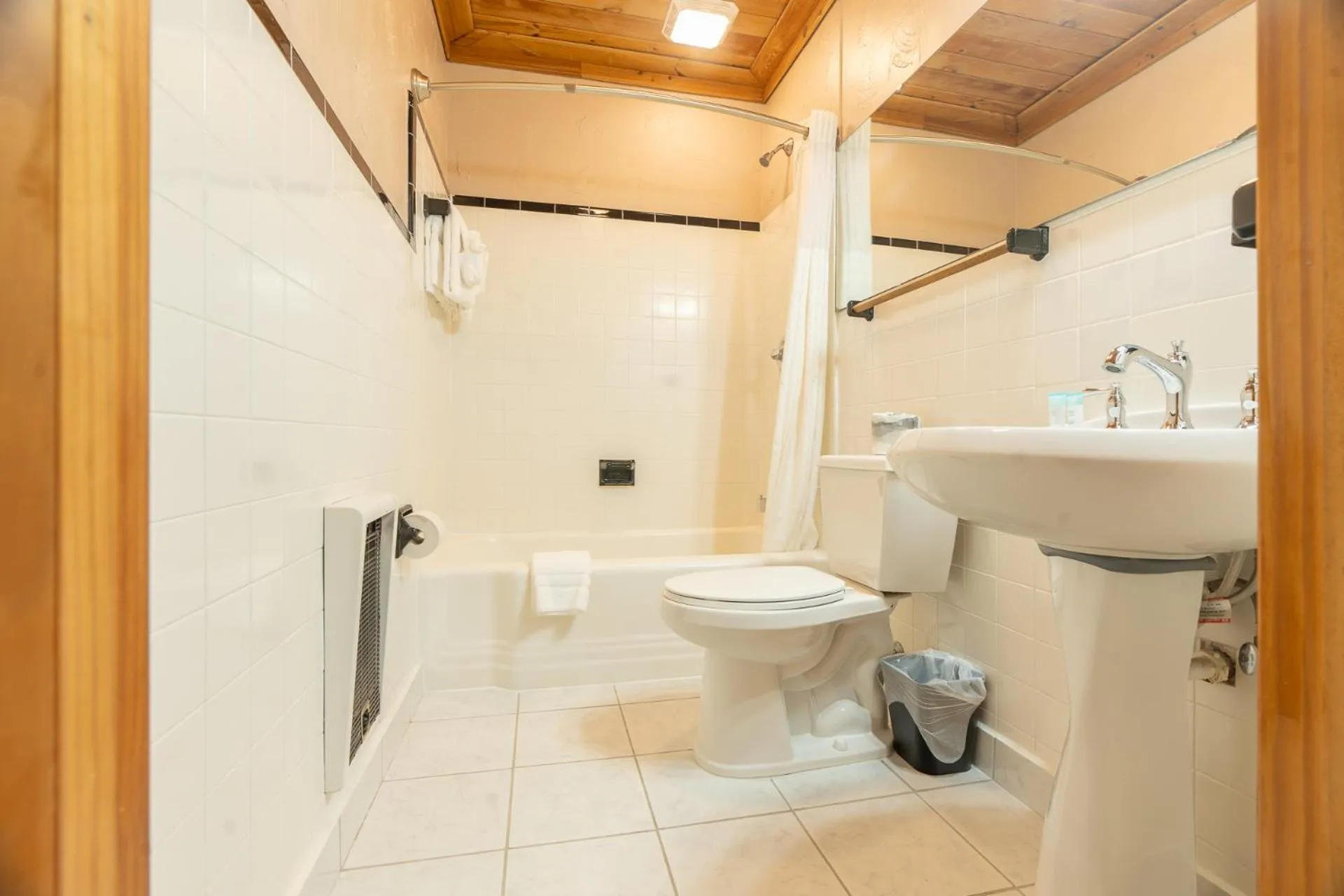 Bathroom in The Ridgeway Inn