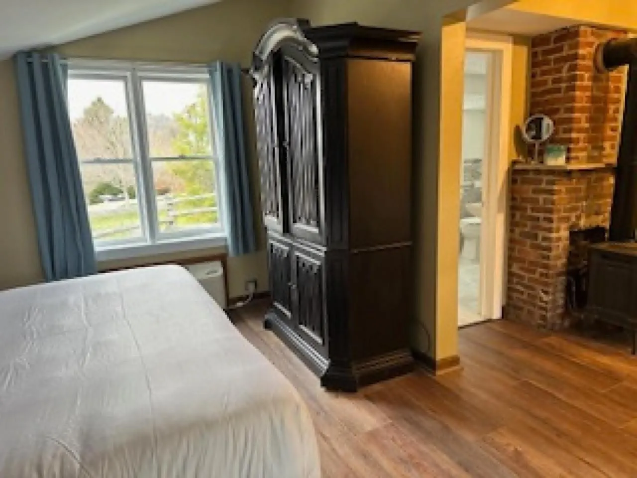 Bed in The Ridgeway Inn