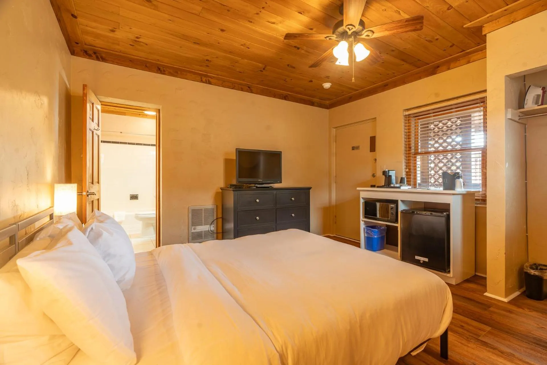 Bed in The Ridgeway Inn