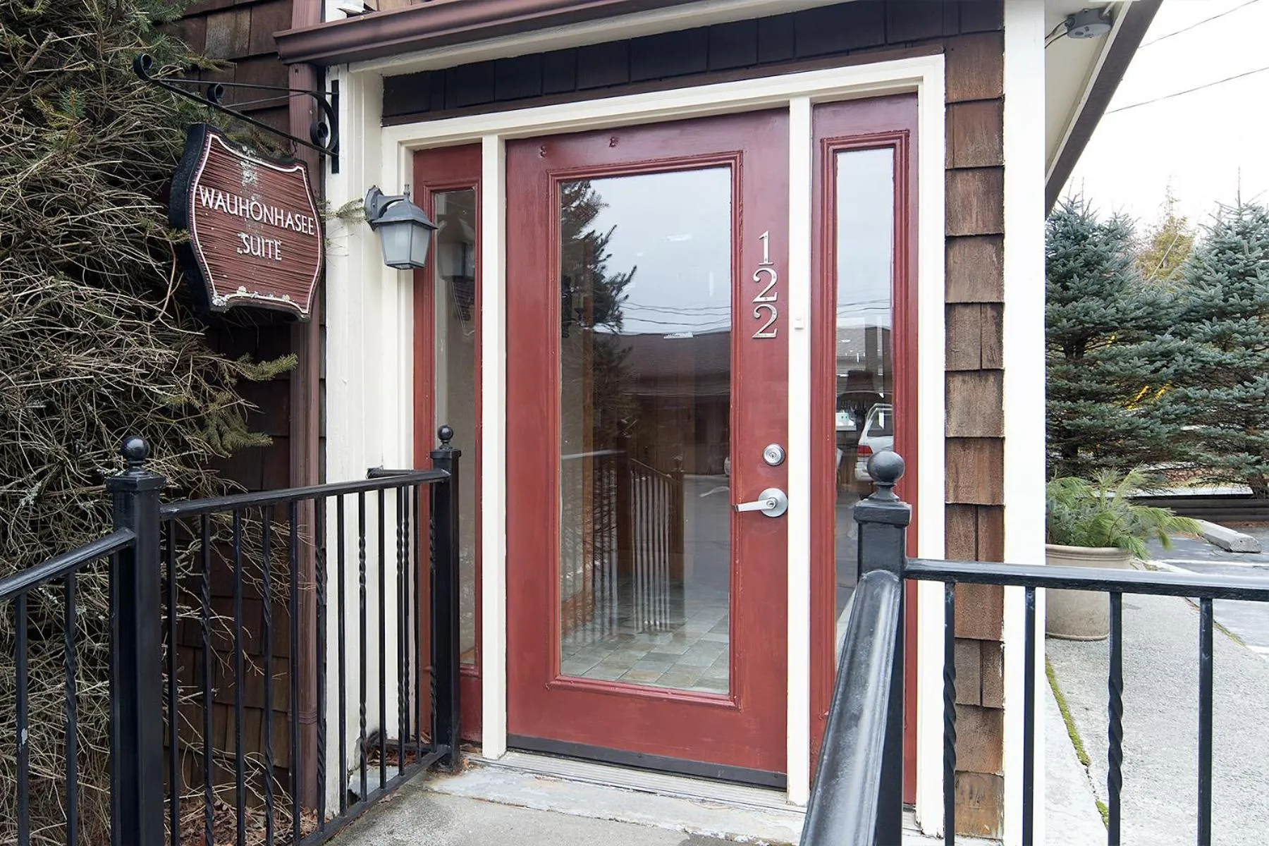 Facade/entrance in The Ridgeway Inn