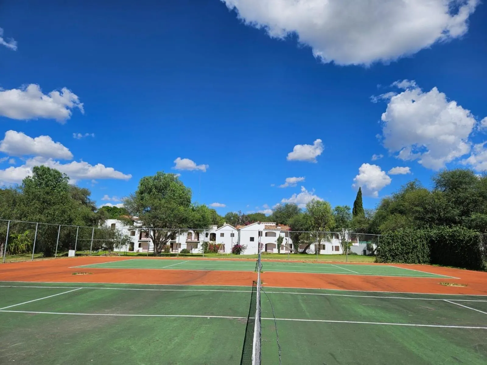 Tennis court in Hotel Hacienda Taboada (Aguas Termales)