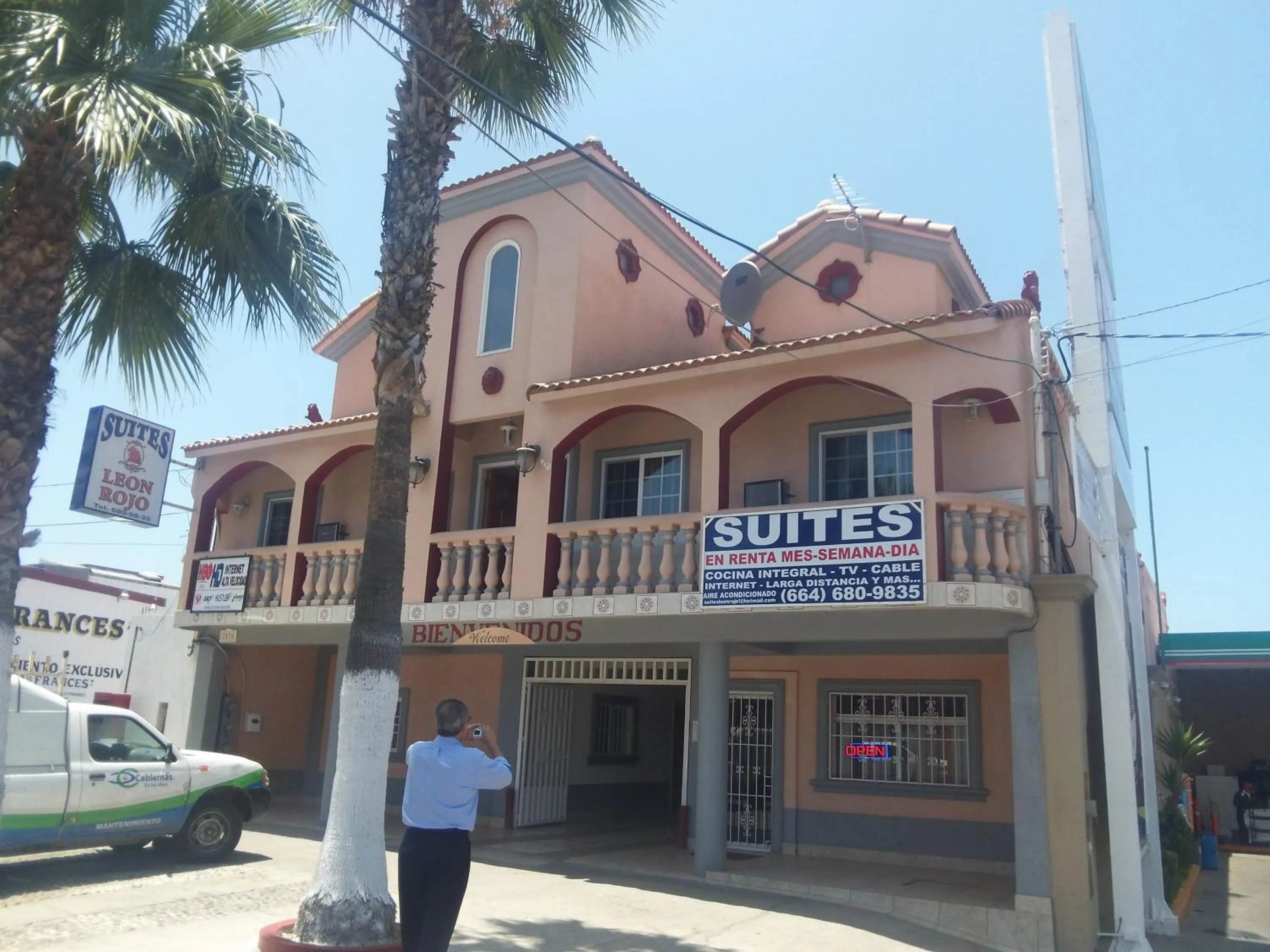 Facade/entrance in Suites Leon Rojo