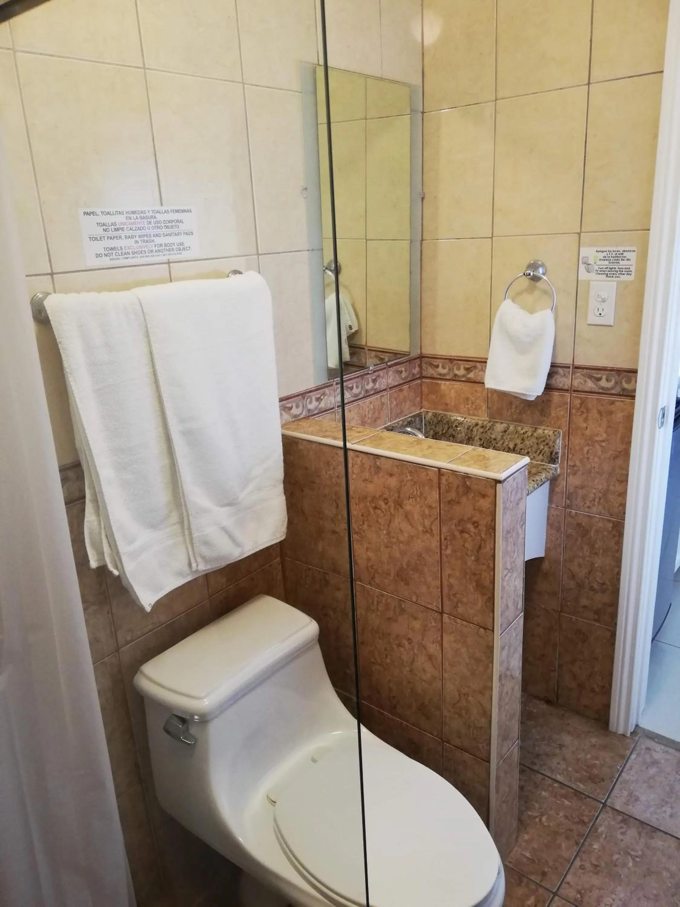 Bathroom in Suites Leon Rojo