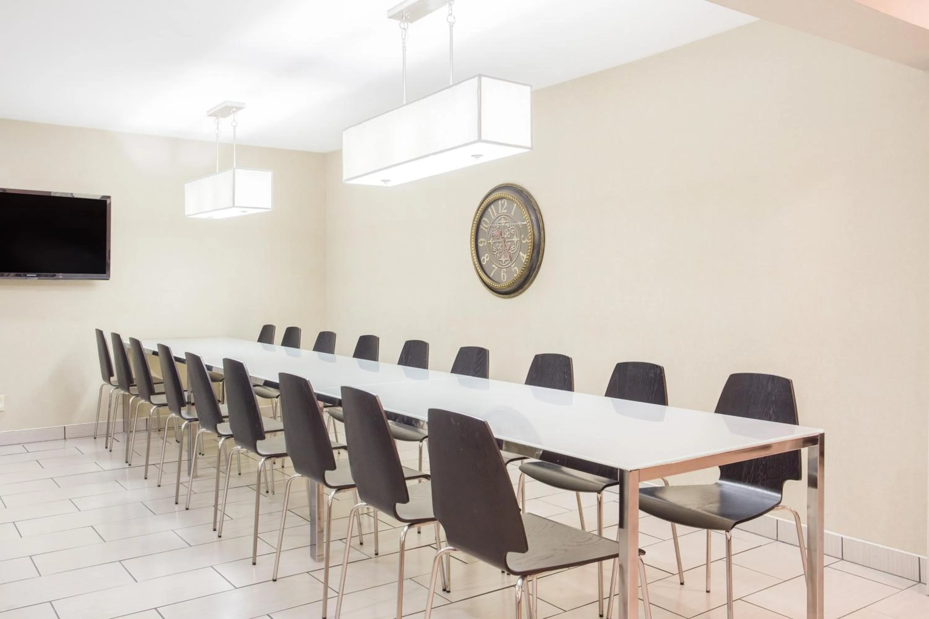 Communal lounge/ TV room in Super 8 by Wyndham Madison East