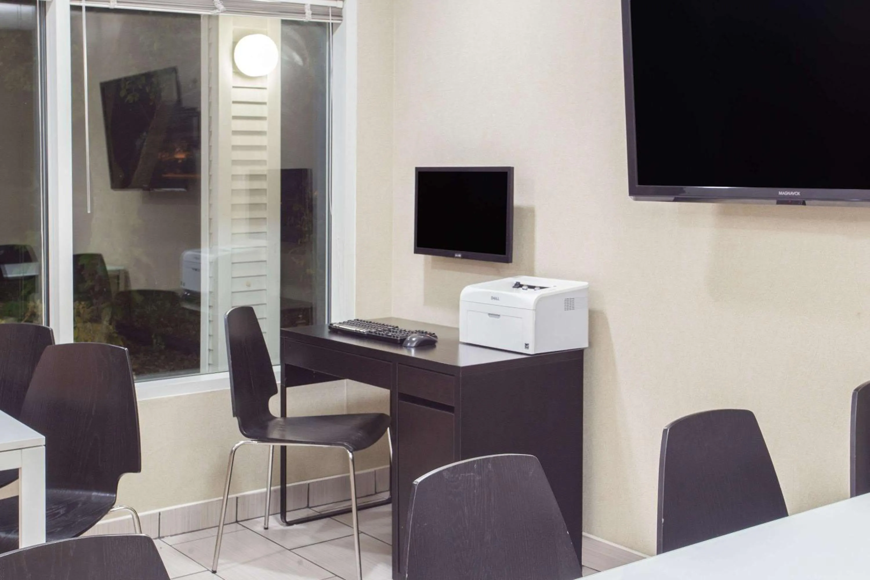 On site, TV/Entertainment Center in Super 8 by Wyndham Madison East