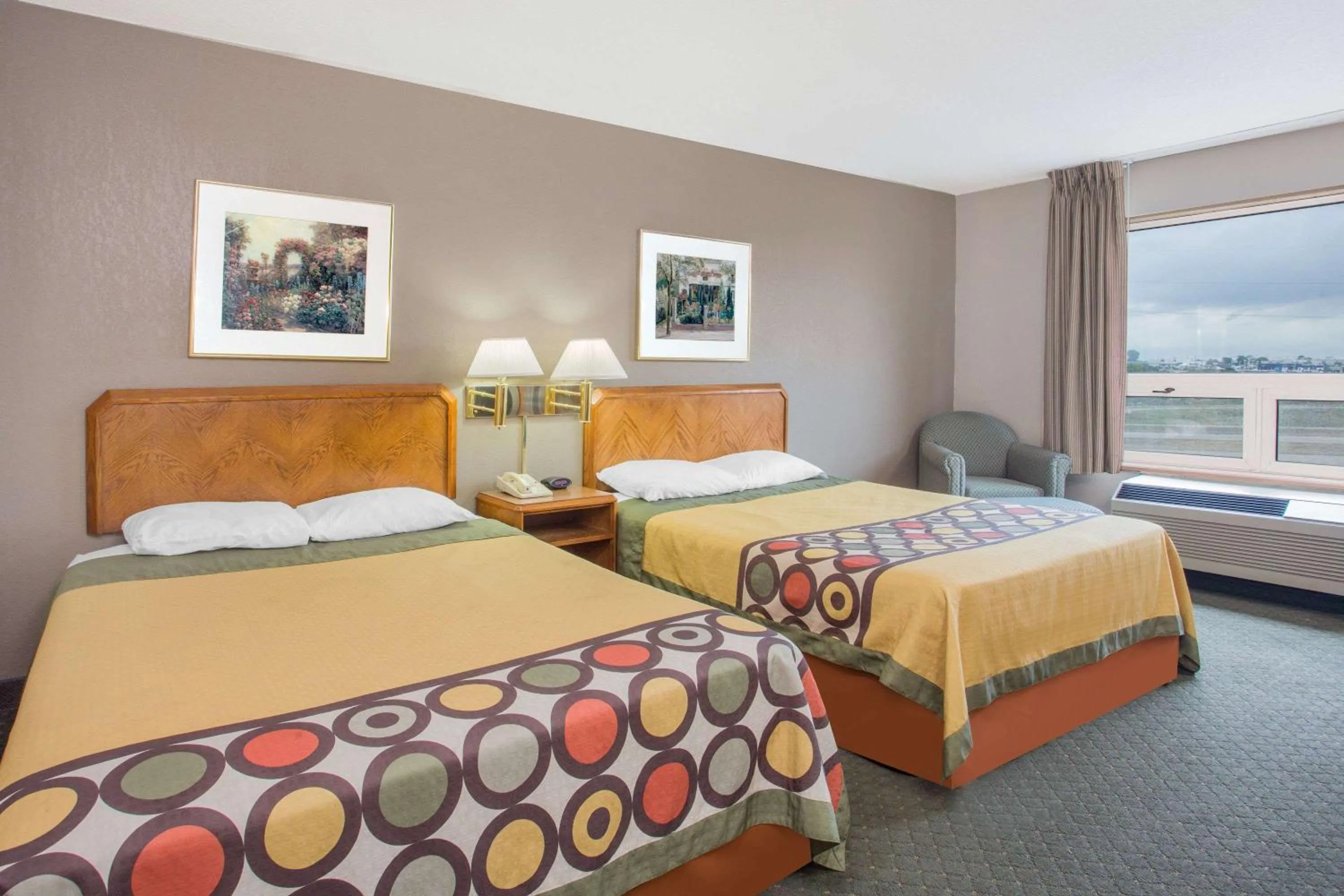 Photo of the whole room in Super 8 by Wyndham Madison East