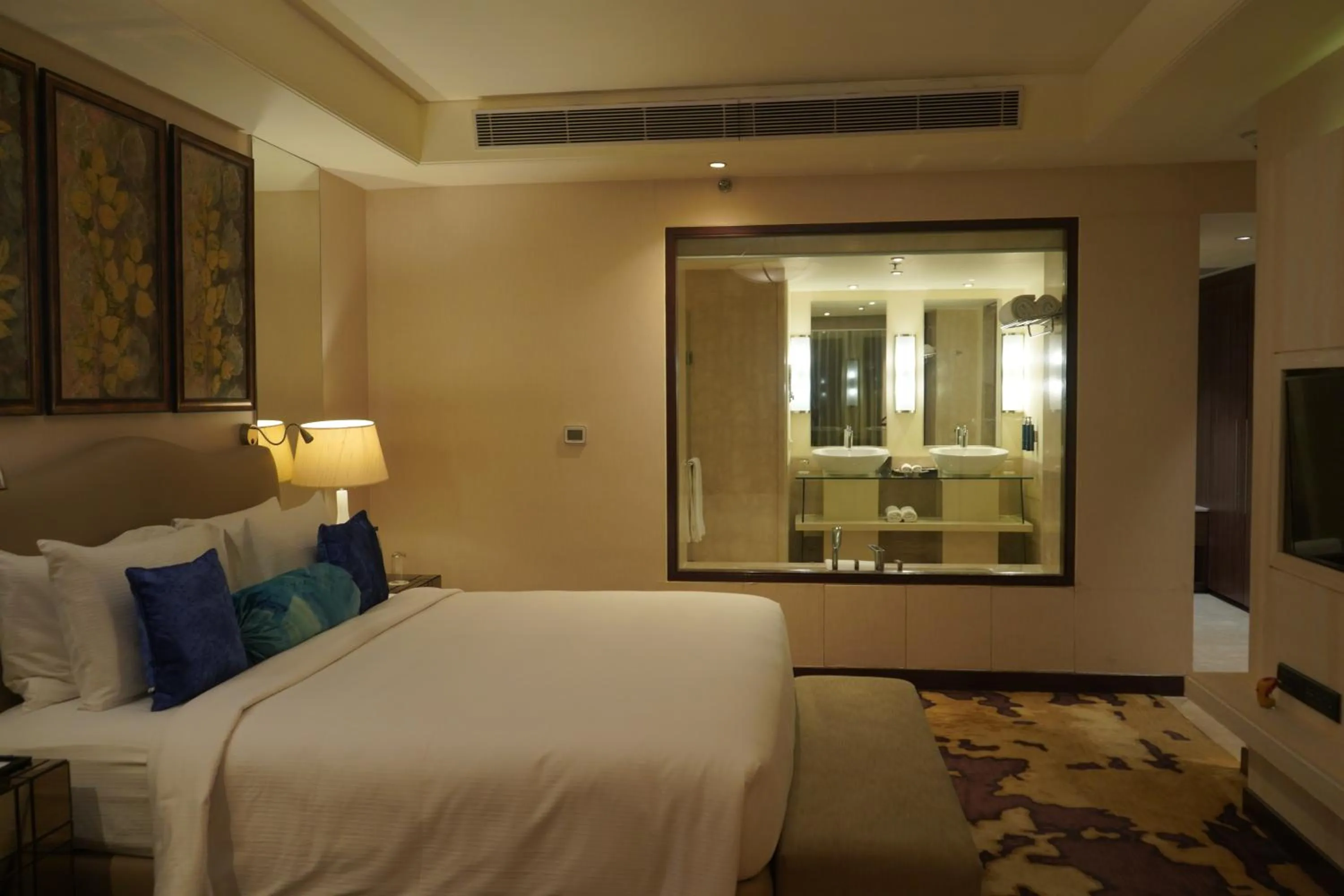 Bedroom, Bed in DoubleTree by Hilton Agra