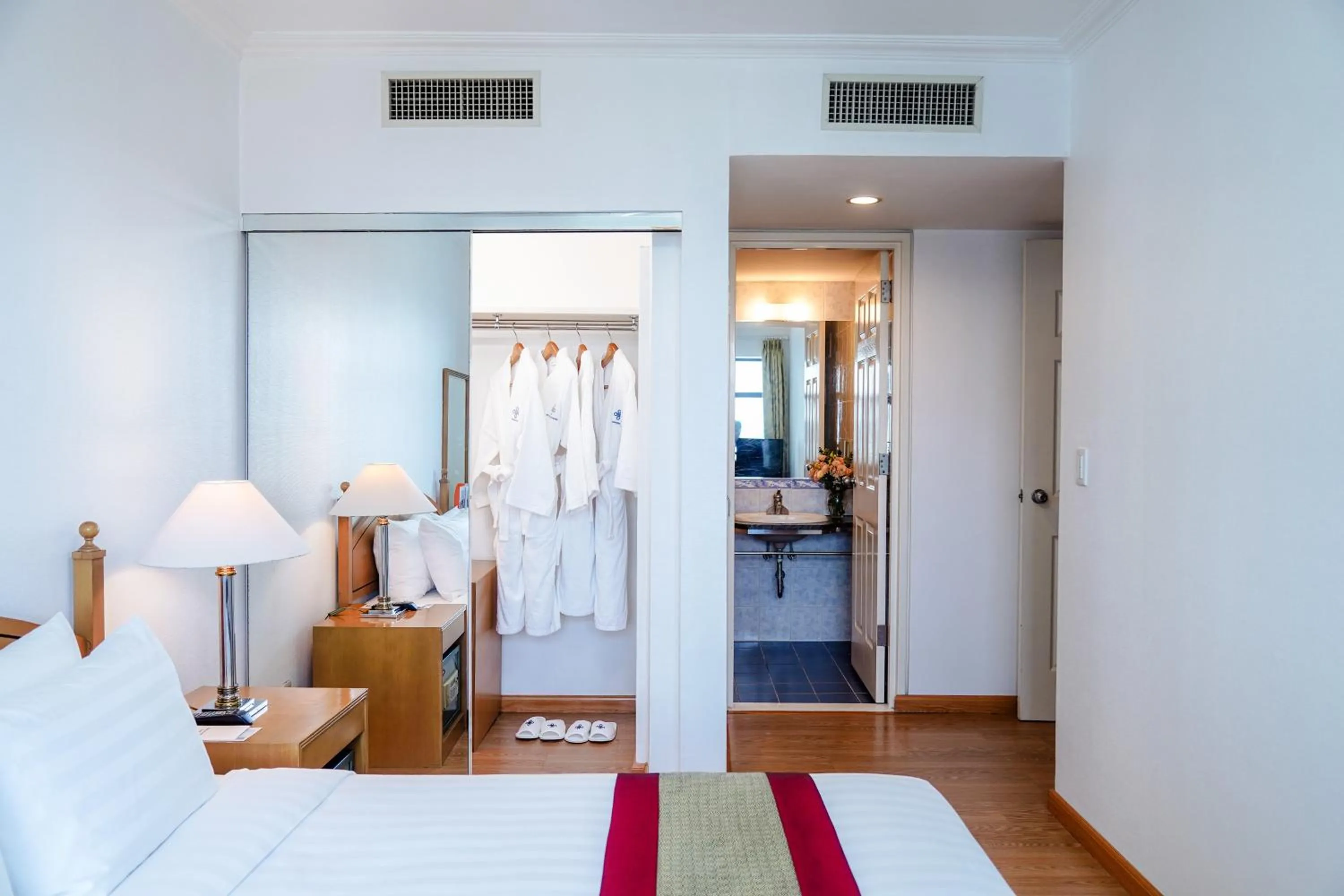 Bedroom, Bed in Daeha Serviced Apartment