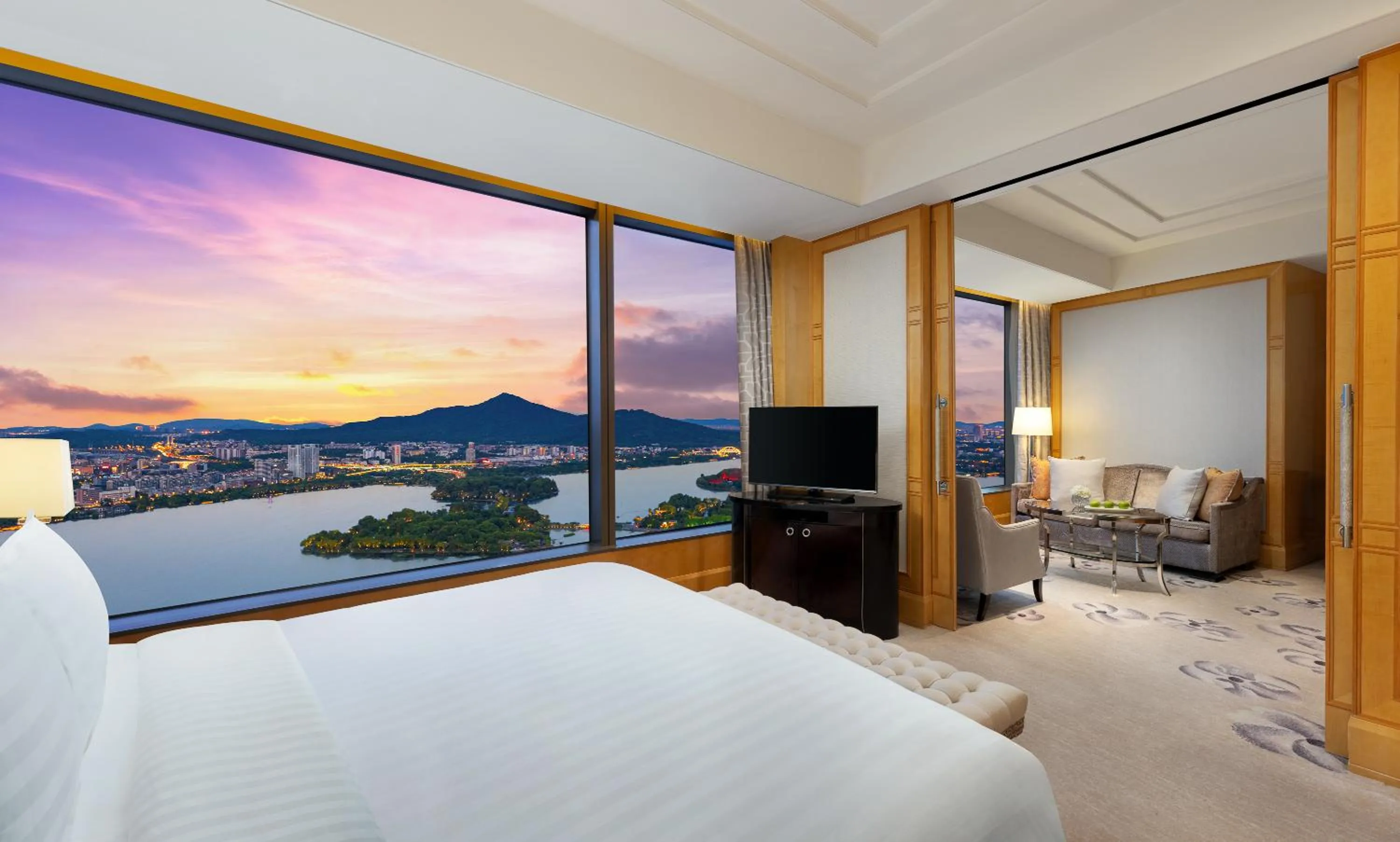 Lake view, Bed in Shangri-La Nanjing