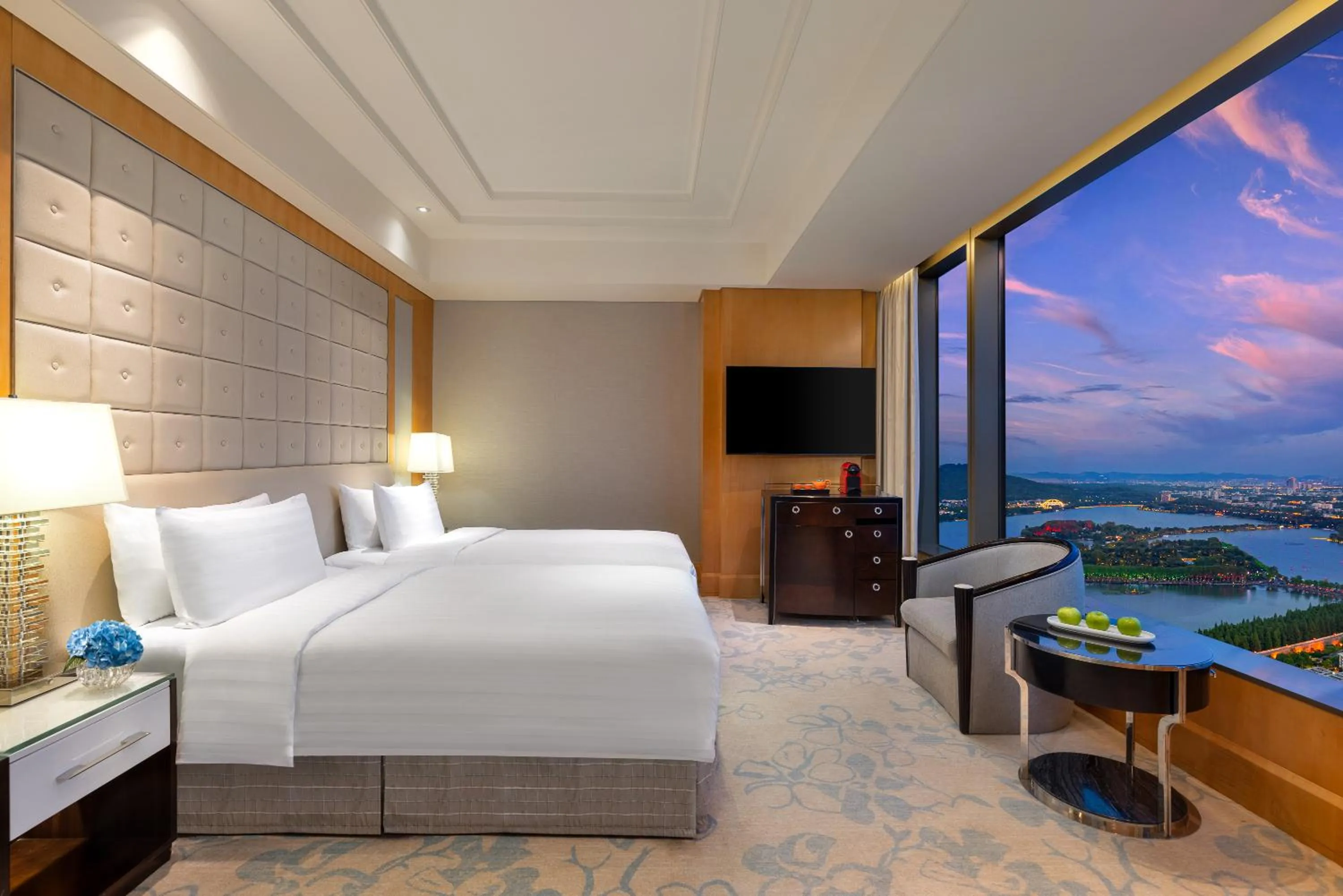 Bedroom, Bed in Shangri-La Nanjing