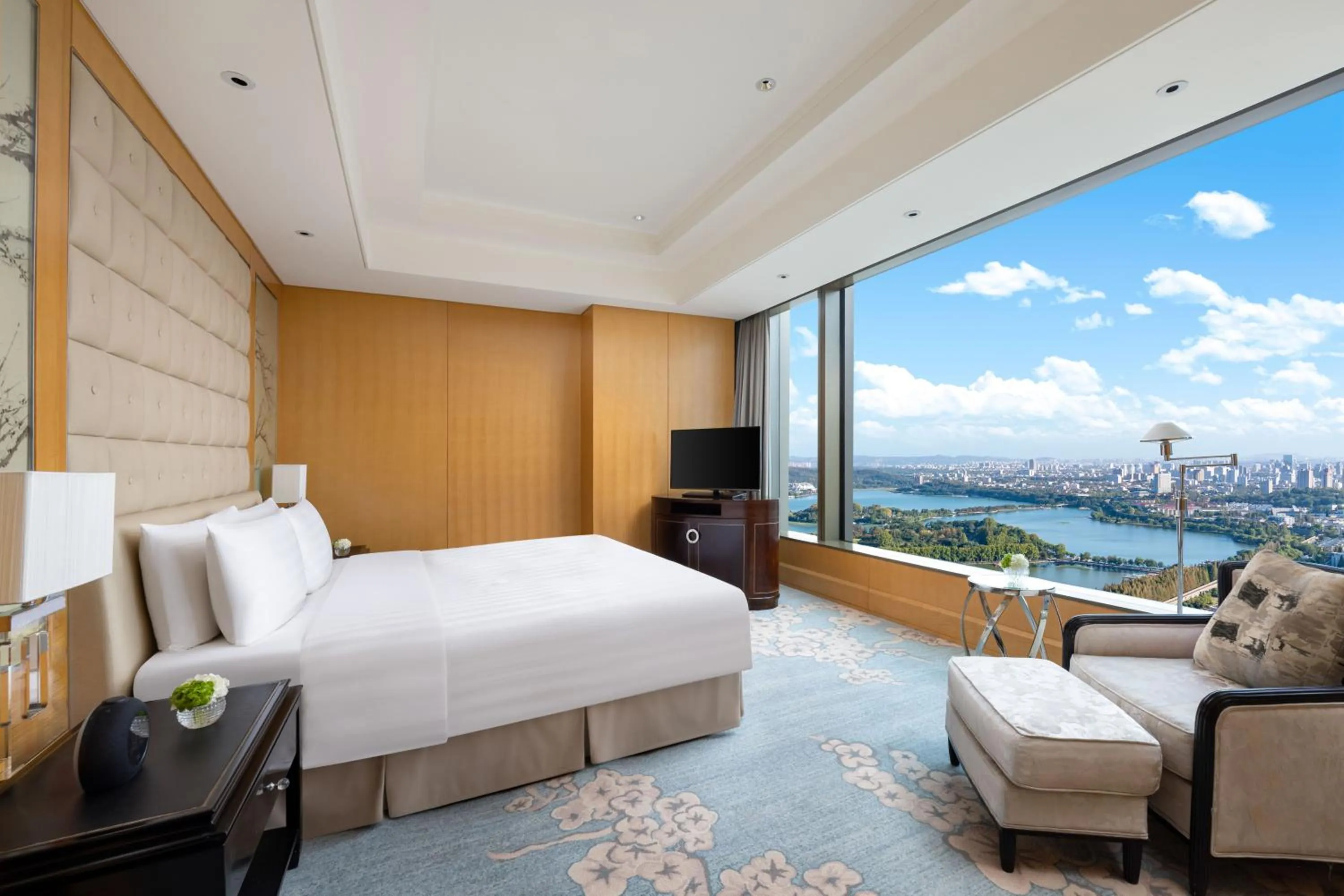 Bedroom, Bed in Shangri-La Nanjing