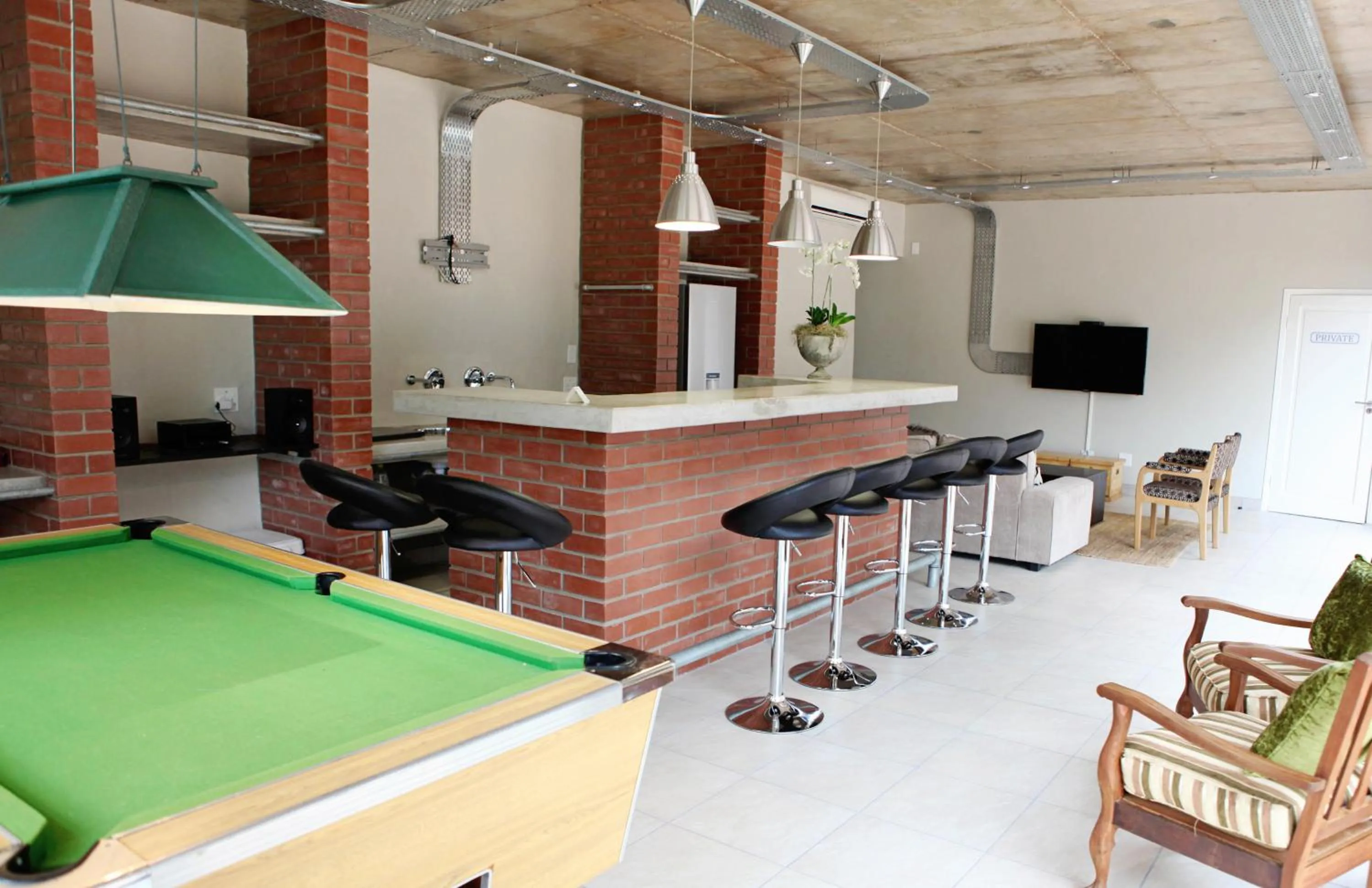 Communal lounge/ TV room in Elegant Lodge & Conference Center