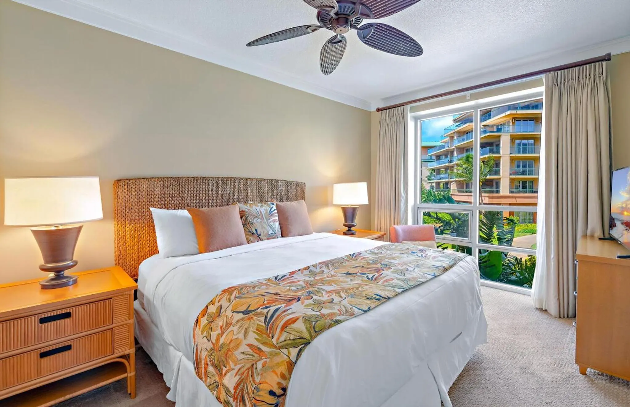 Property building, Bed in Honua Kai Resort And Spa By Maui Resort Rentals