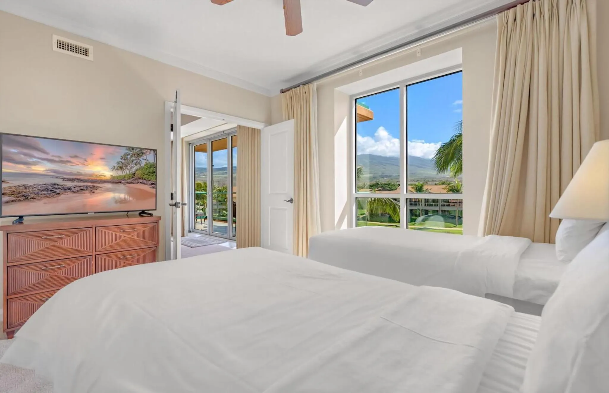 Property building, Bed in Honua Kai Resort And Spa By Maui Resort Rentals