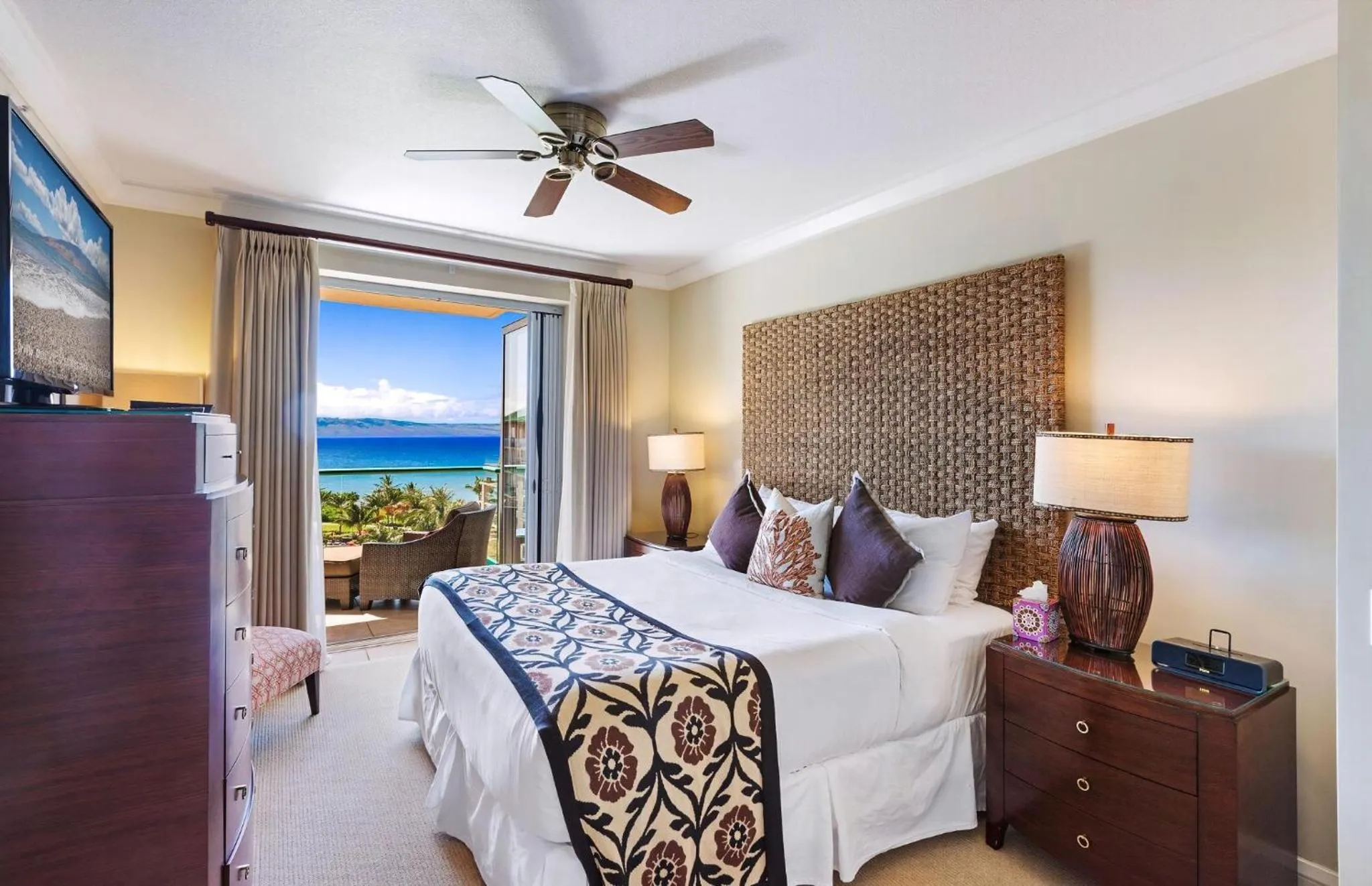 Property building, Bed in Honua Kai Resort And Spa By Maui Resort Rentals