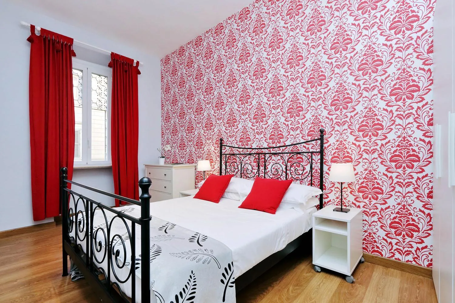 Bedroom, Bed in Cozy Tritone - My Extra Home