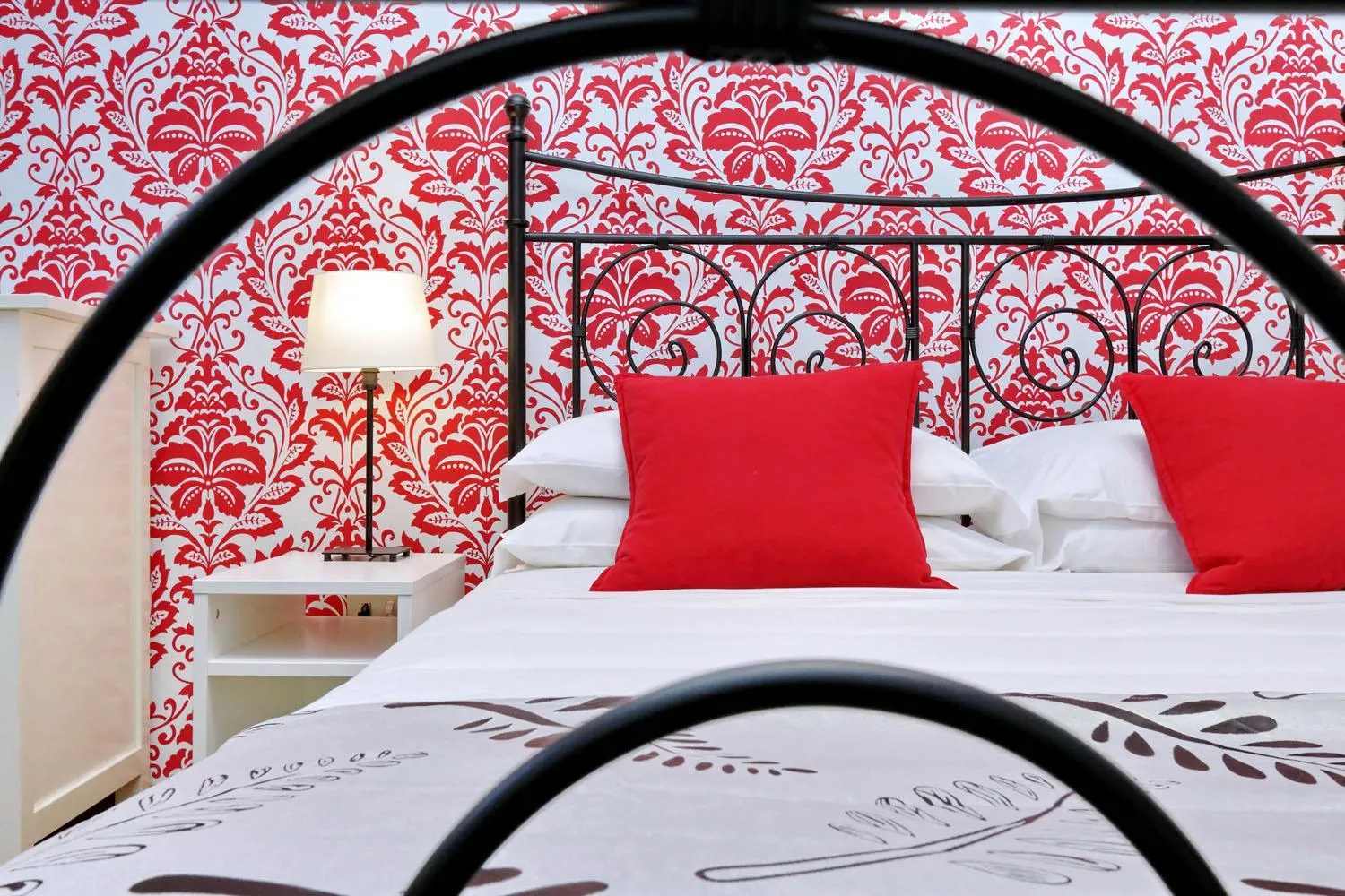 Bedroom, Bed in Cozy Tritone - My Extra Home