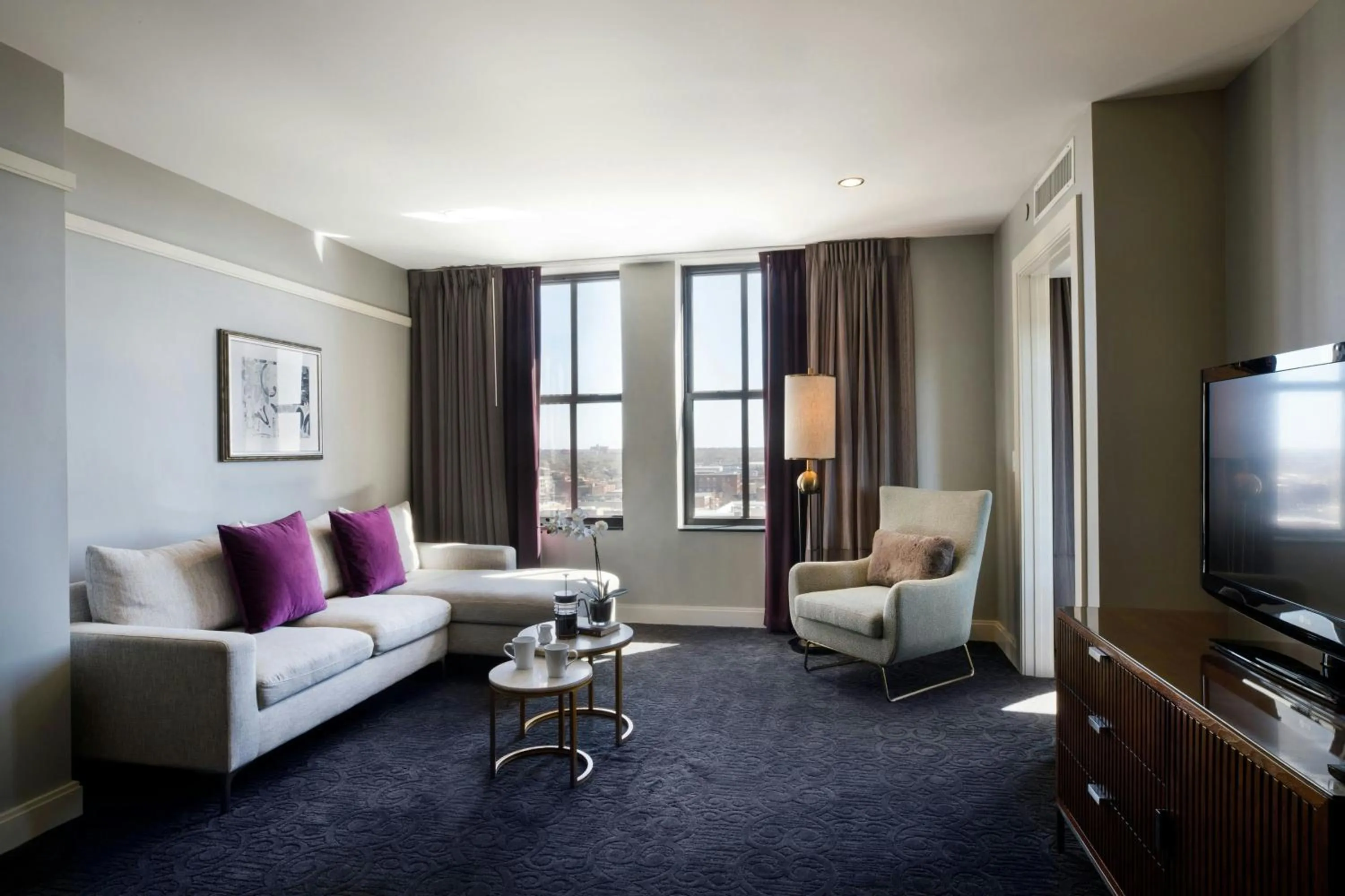 Living room in Ambassador Hotel Wichita, Autograph Collection