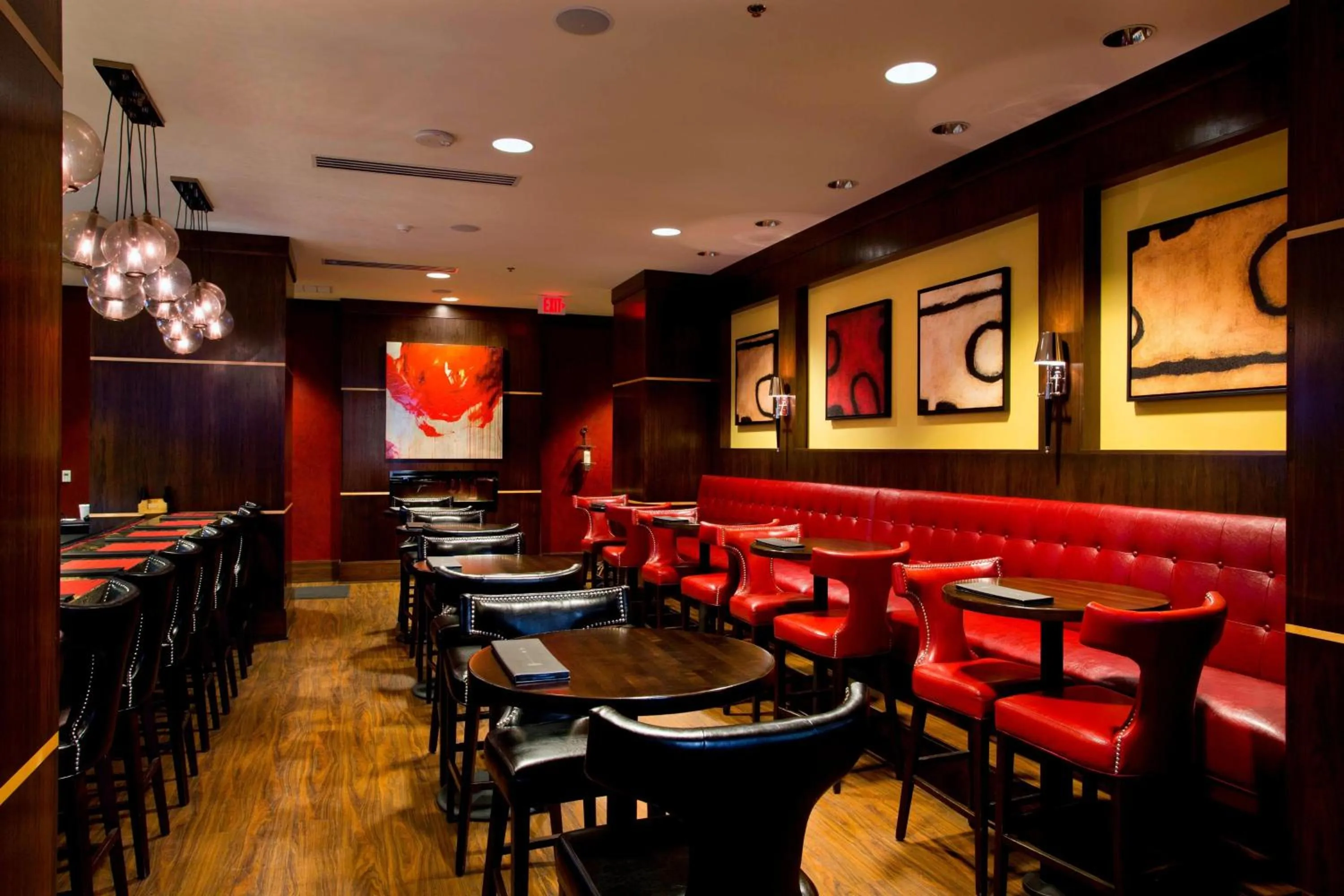 Lounge or bar in Ambassador Hotel Wichita, Autograph Collection