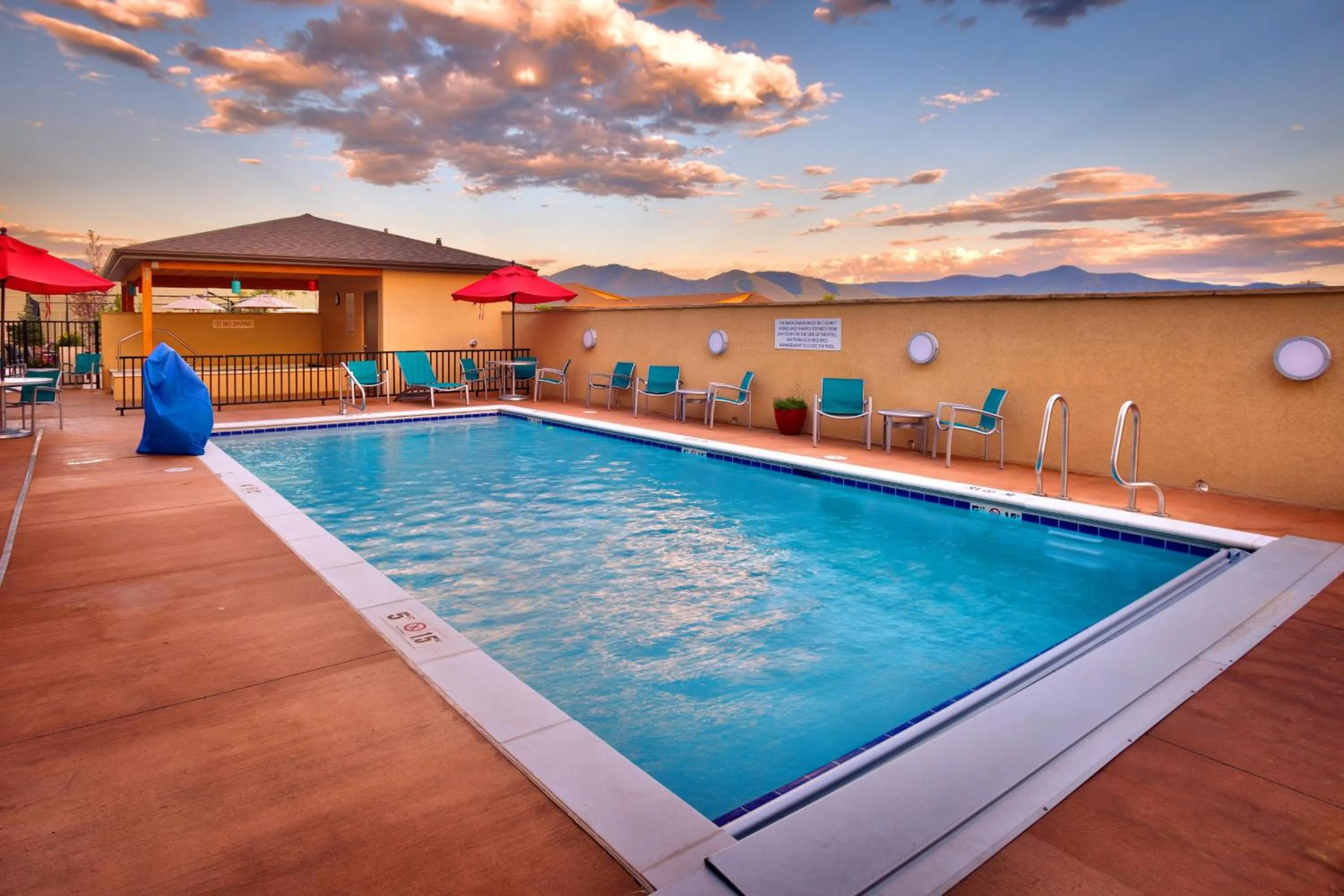 Swimming pool in TownePlace Suites by Marriott Missoula