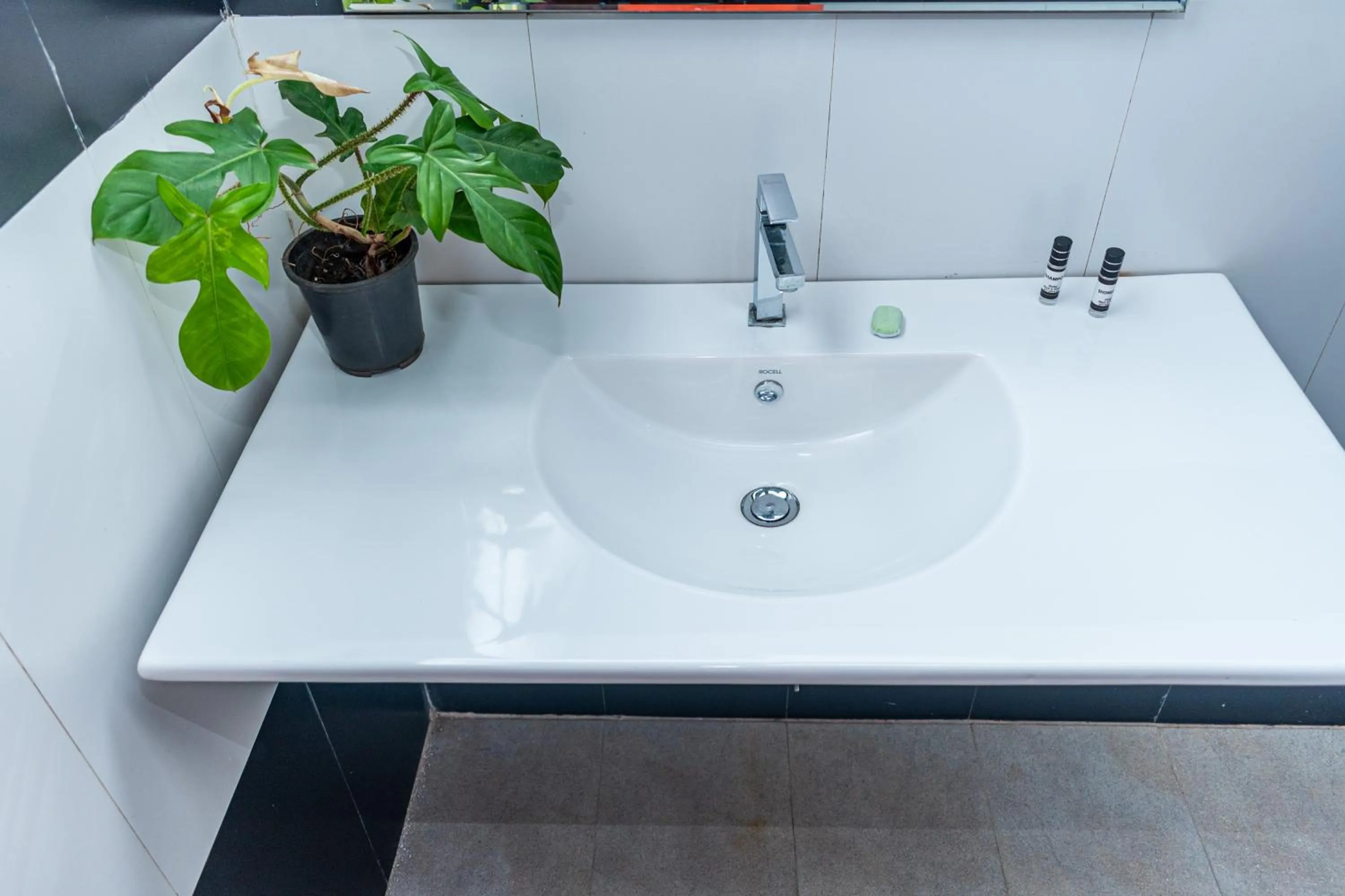 Eco Hotel Black & White - Anuradhapura