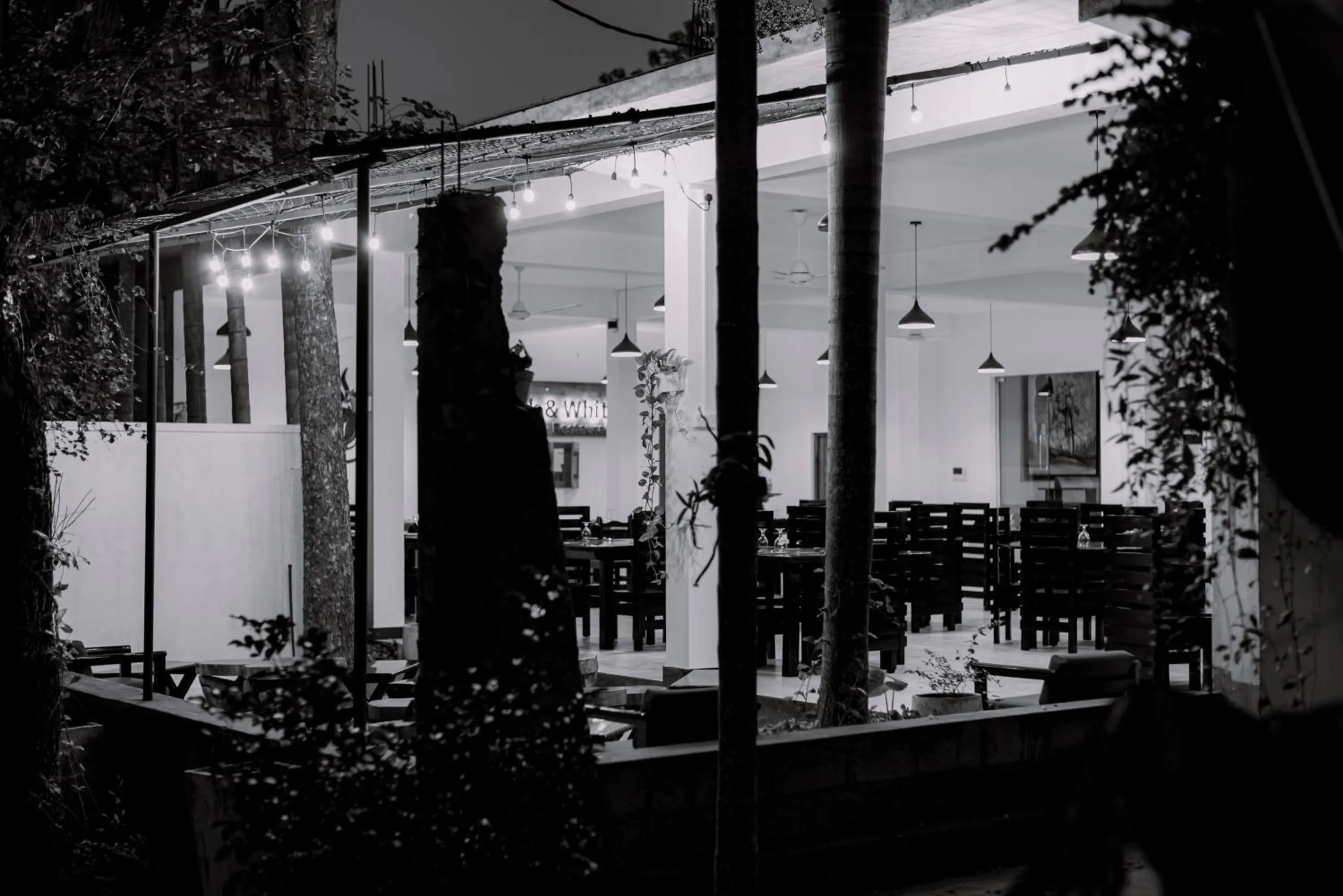 Restaurant/places to eat in Eco Hotel Black & White - Anuradhapura