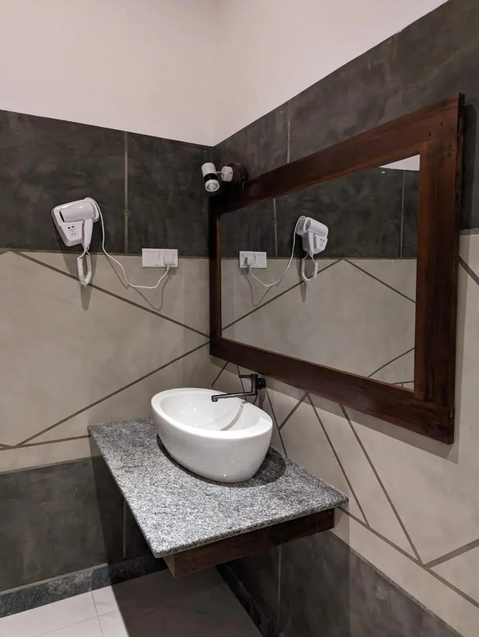 Eco Hotel Black & White - Anuradhapura