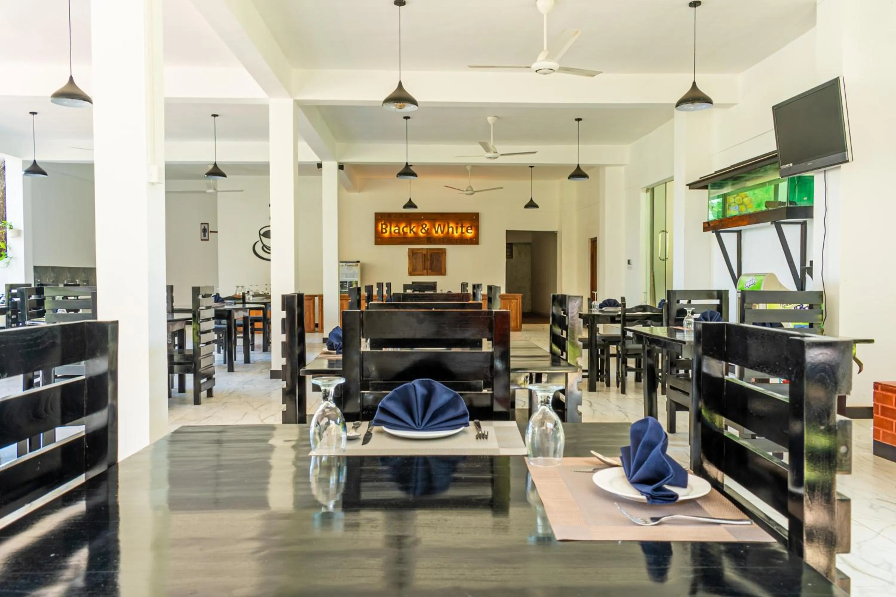 Restaurant/places to eat in Eco Hotel Black & White - Anuradhapura
