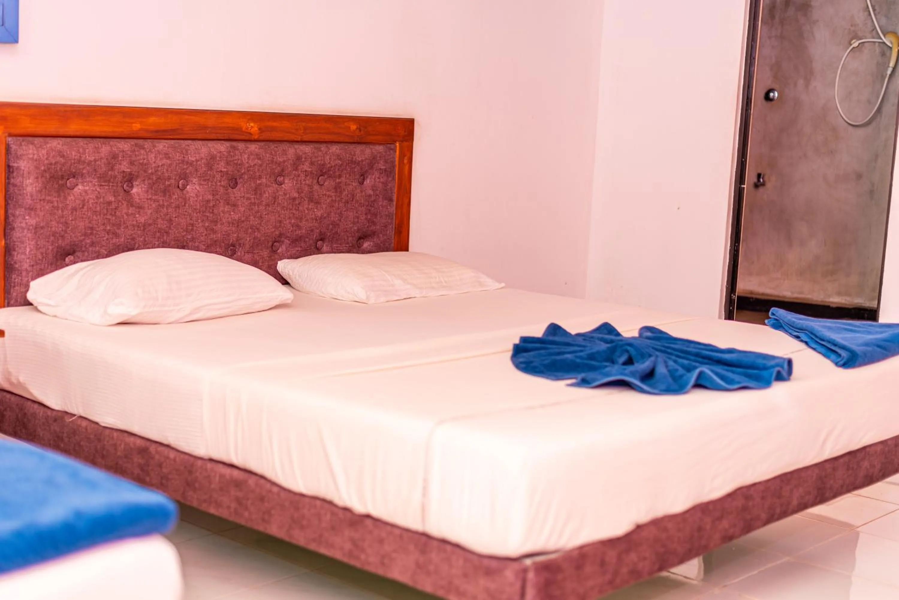 Bed in Eco Hotel Black & White - Anuradhapura