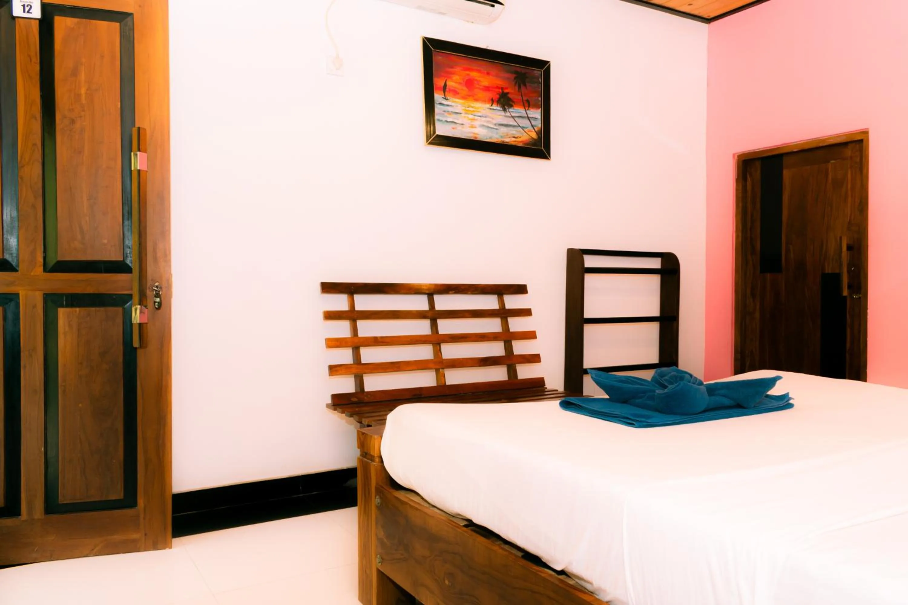 Bed in Eco Hotel Black & White - Anuradhapura