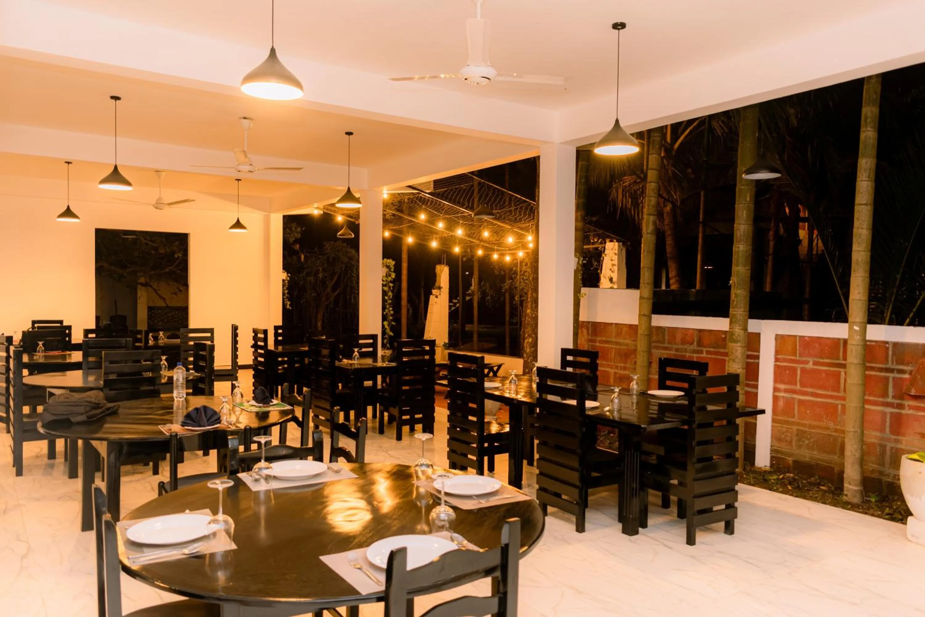 Restaurant/places to eat in Eco Hotel Black & White - Anuradhapura