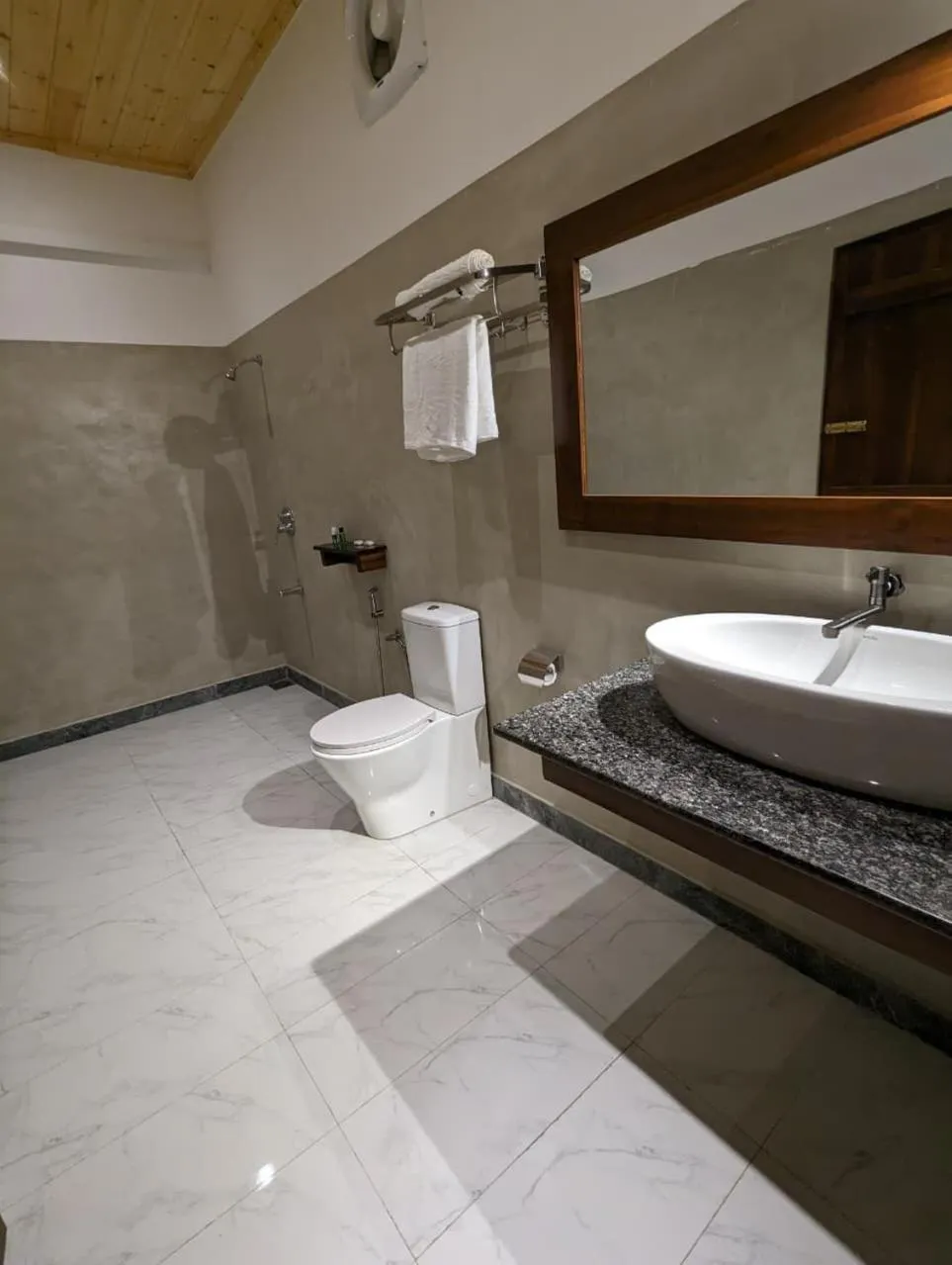 Eco Hotel Black & White - Anuradhapura