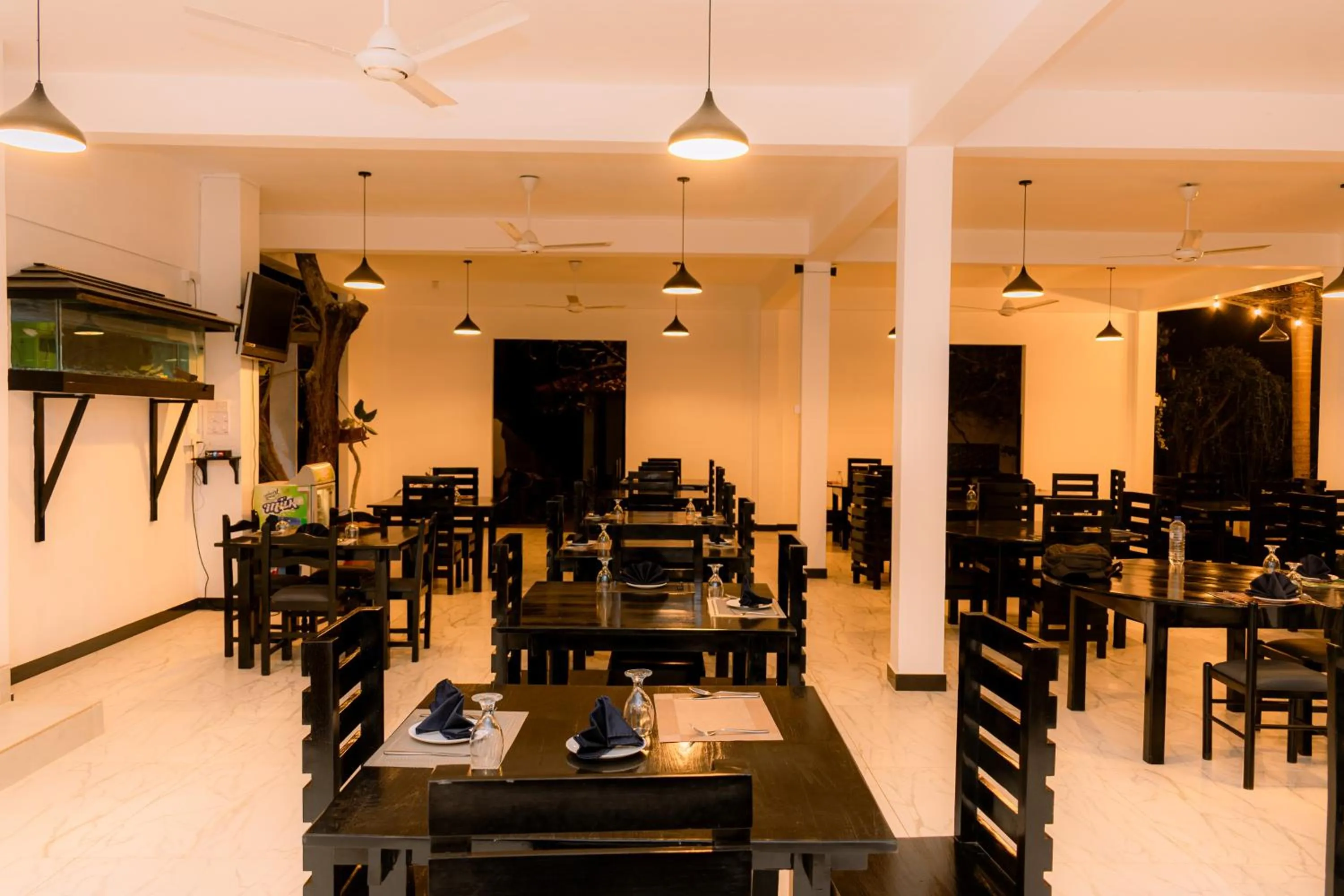 Restaurant/places to eat in Eco Hotel Black & White - Anuradhapura