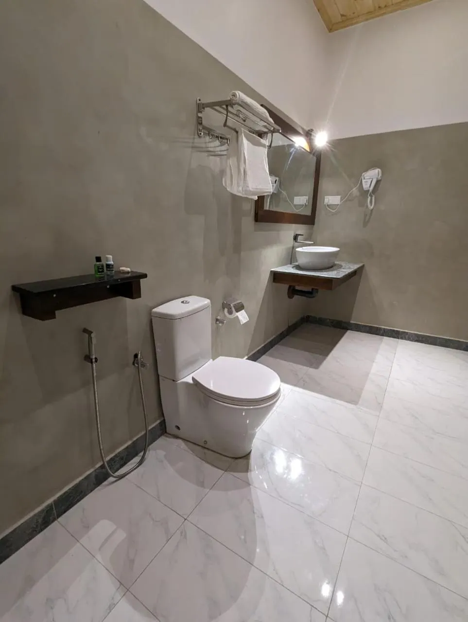 Eco Hotel Black & White - Anuradhapura