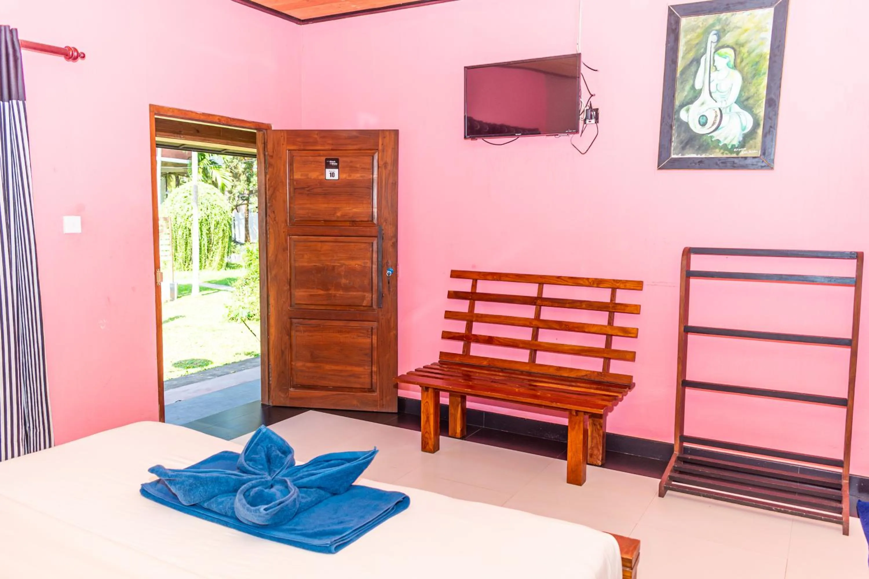 Bed in Eco Hotel Black & White - Anuradhapura