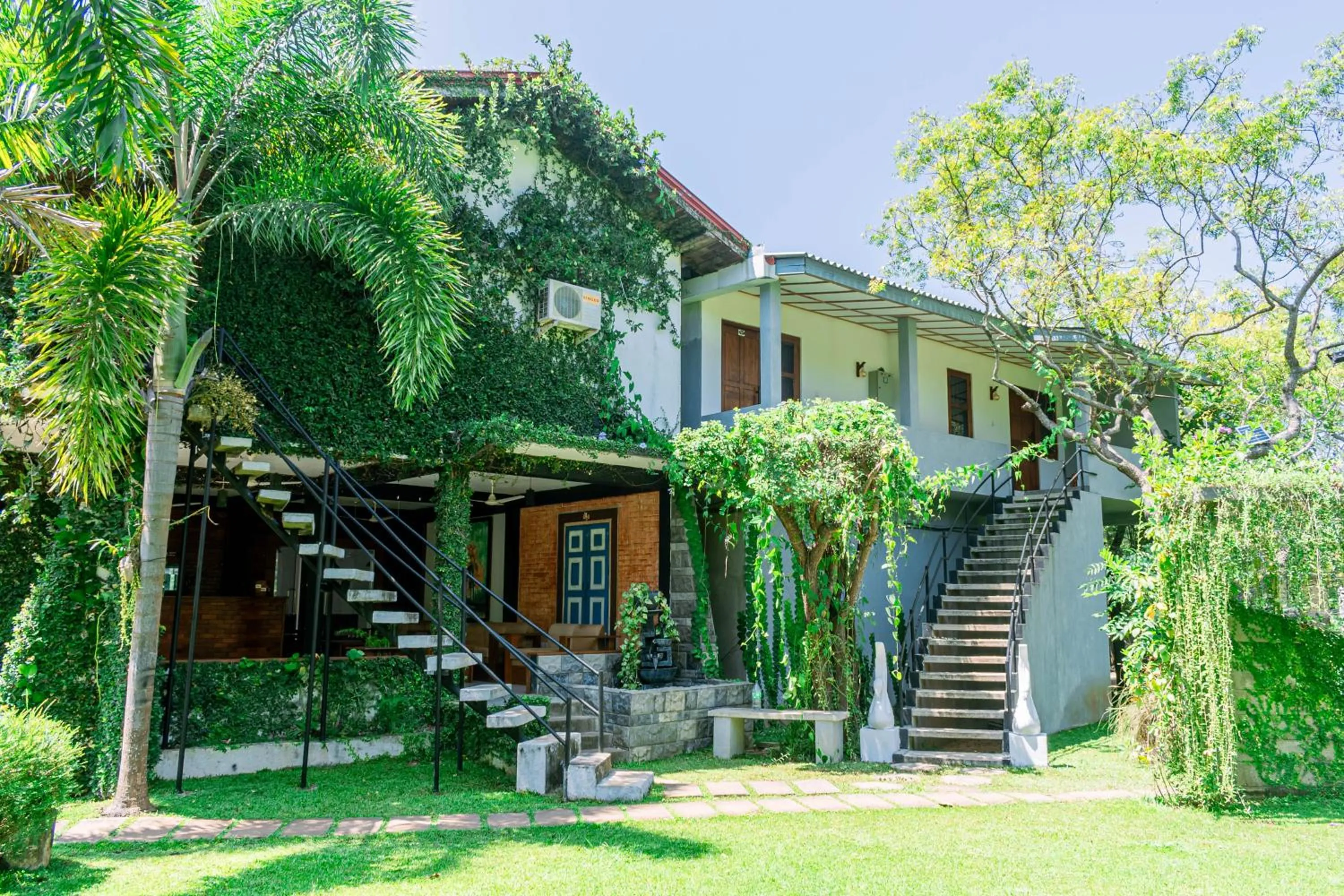 Spring in Eco Hotel Black & White - Anuradhapura