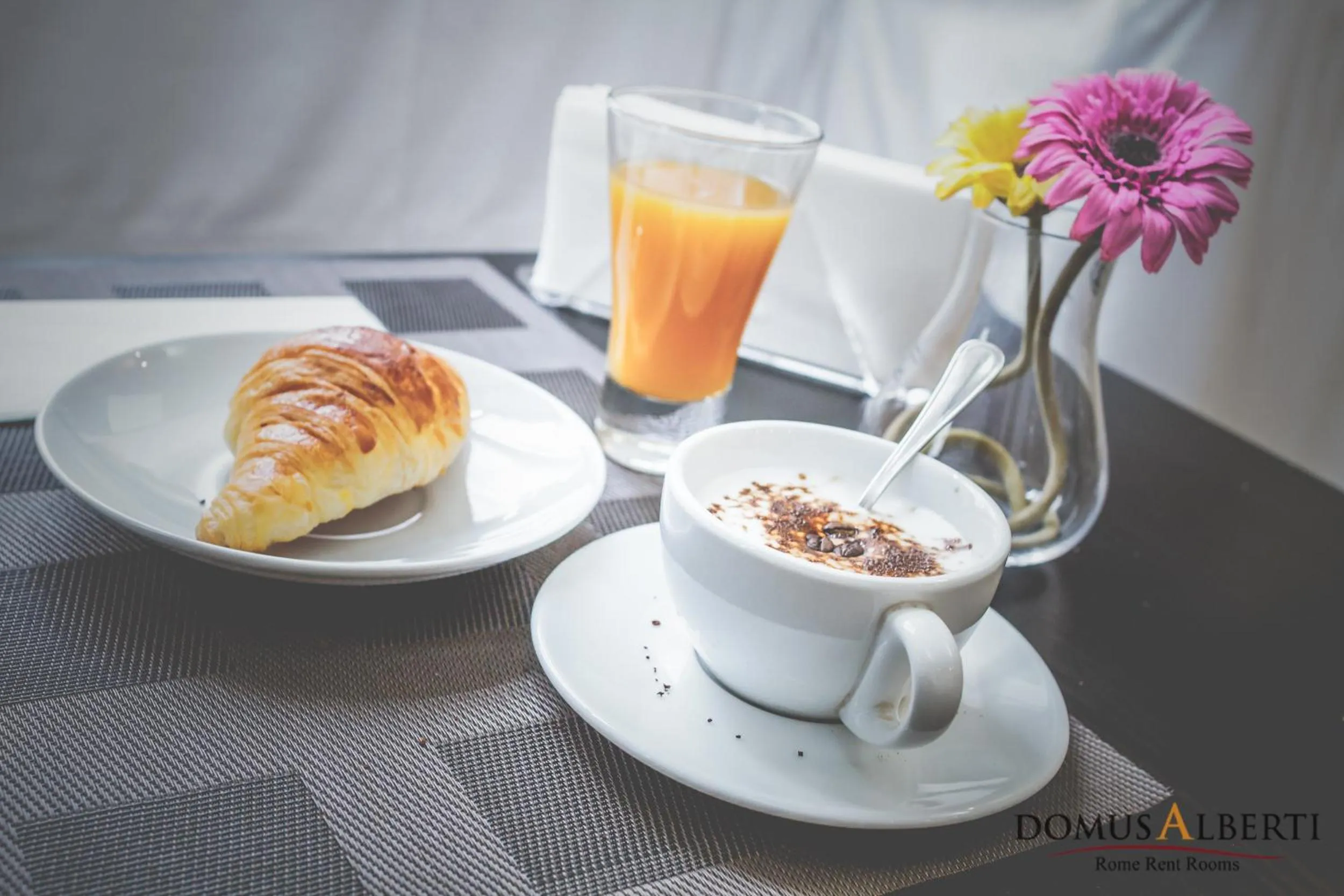 Food and drinks in Domus Alberti Bed & Breakfast