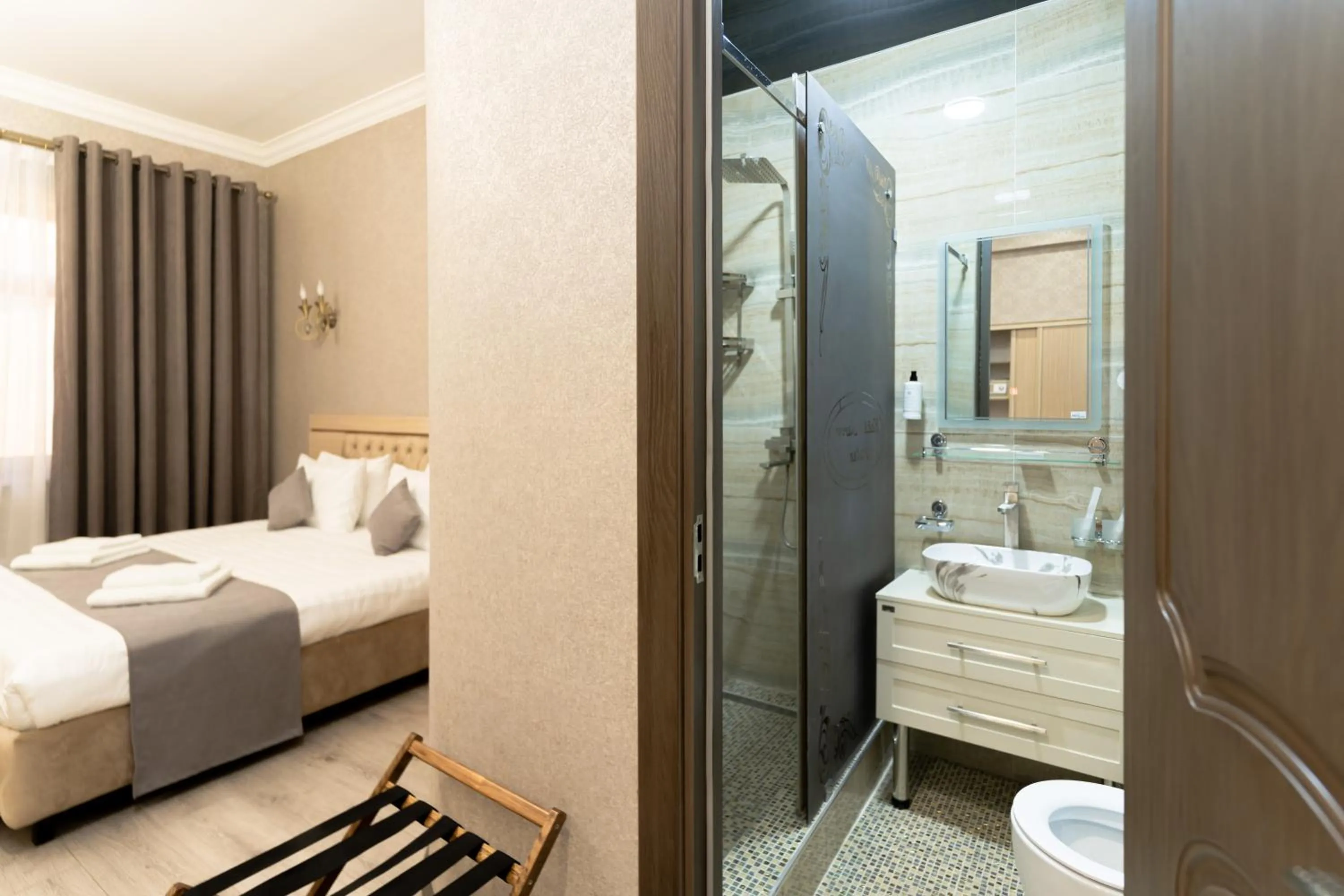 Shower, Bed in The Heritage Tashkent