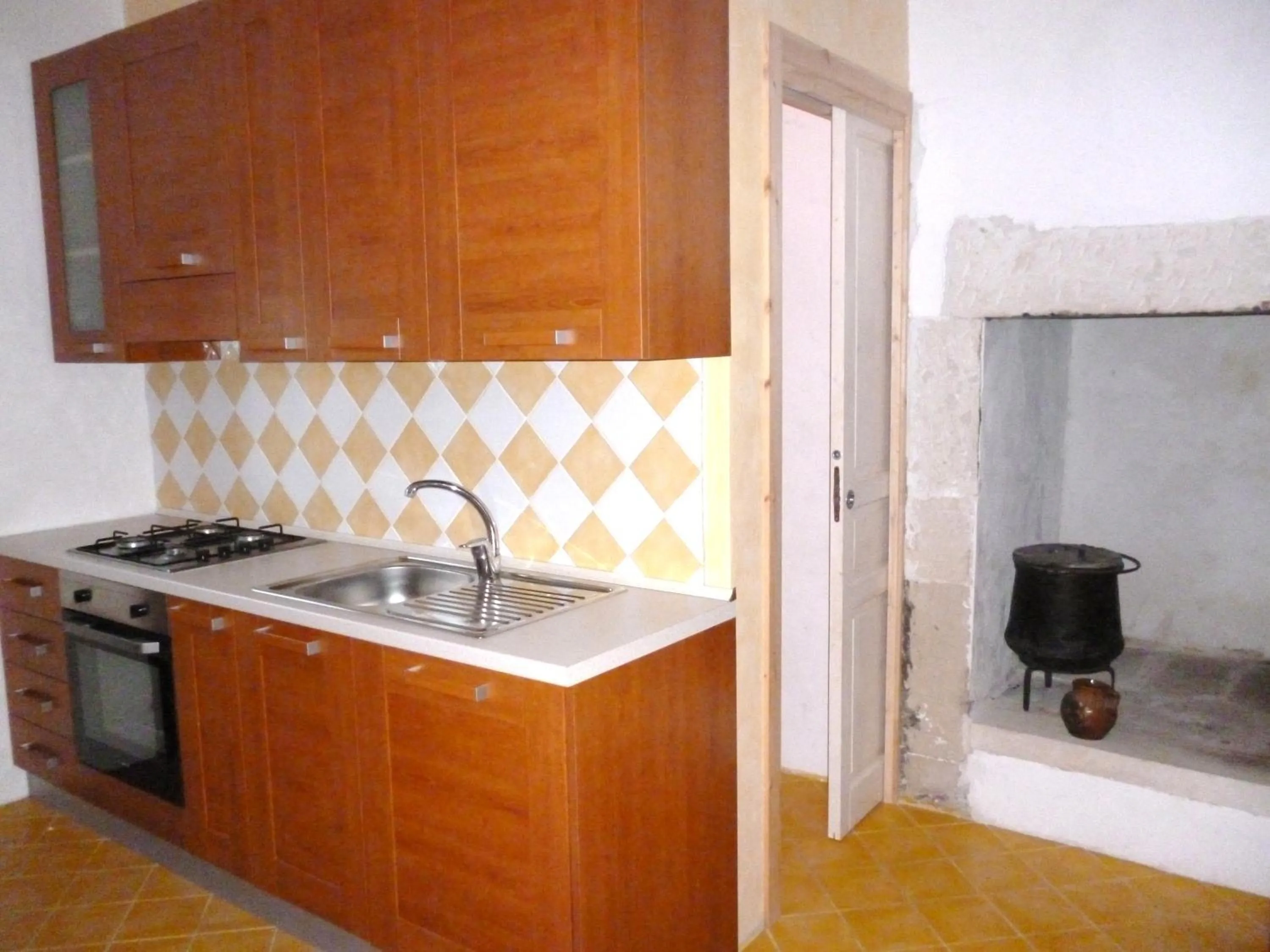 Kitchen or kitchenette in Borgo dei Filitti - B&B artistico - Piscina Solarium & Enoteca